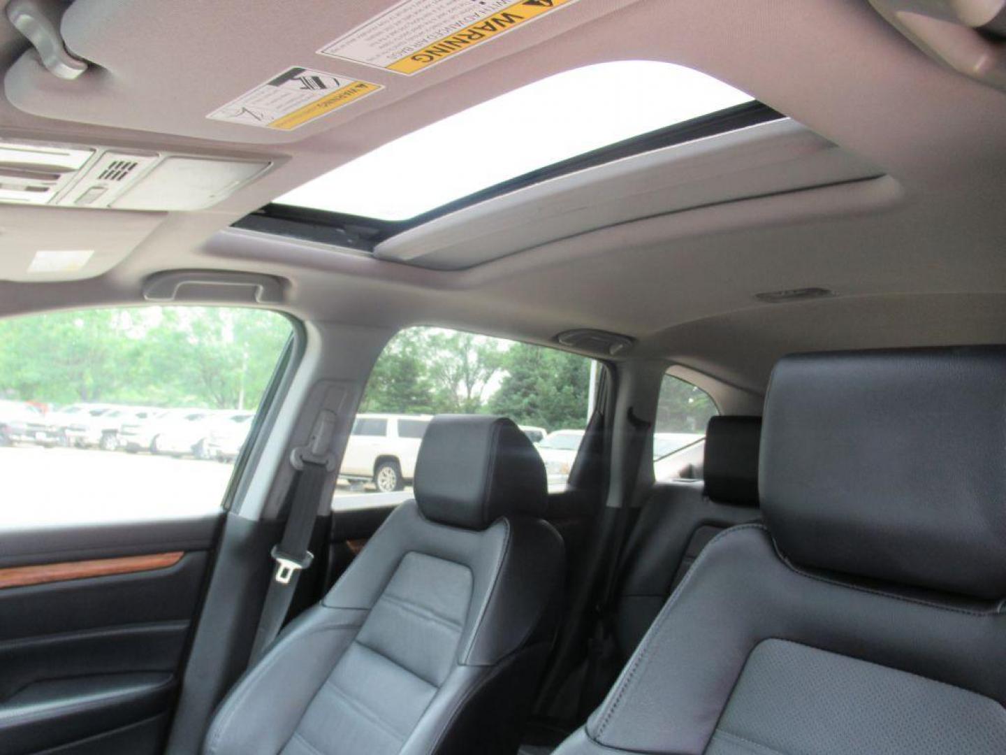 2018 BLACK HONDA CR-V EXL (2HKRW2H85JH) with an 1.5L engine, Continuously Variable transmission, located at 908 SE 14th Street, Des Moines, IA, 50317, (515) 281-0330, 41.580303, -93.597046 - Photo#17