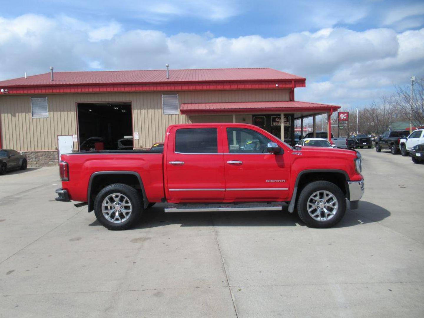 2018 RED GMC SIERRA CREW CAB SLT (3GTU2NEC8JG) with an 5.3L engine, Automatic transmission, located at 908 SE 14th Street, Des Moines, IA, 50317, (515) 281-0330, 41.580303, -93.597046 - Photo#3
