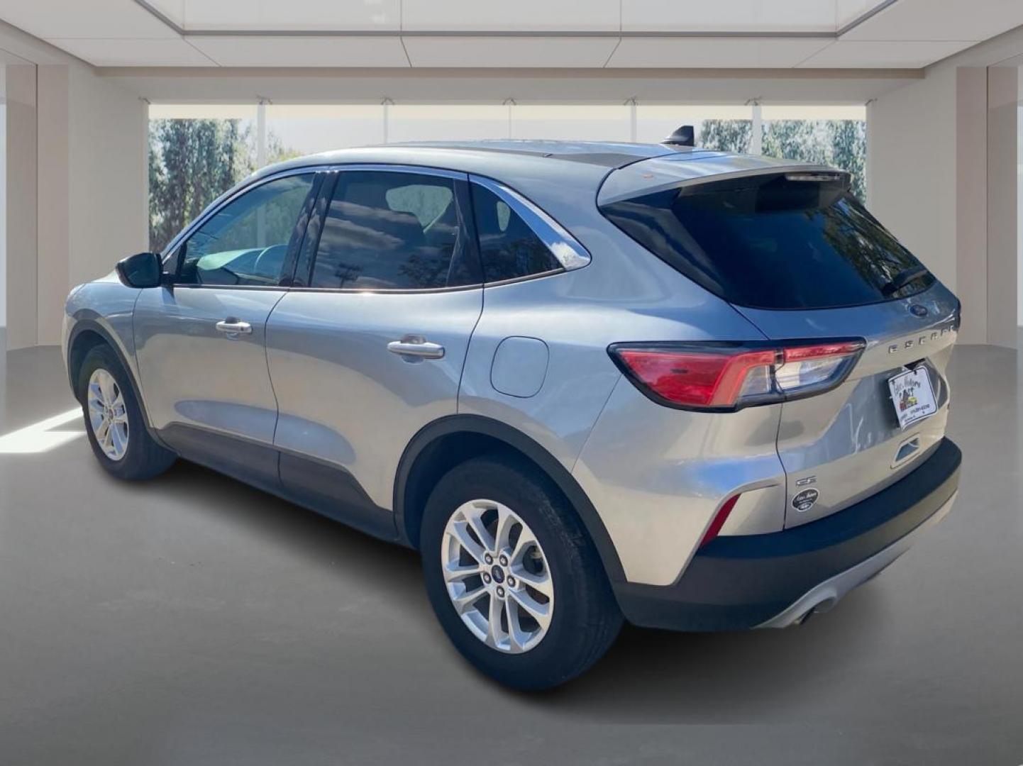 2021 SILVER FORD ESCAPE SE (1FMCU9G63MU) with an 1.5L engine, Automatic transmission, located at 908 SE 14th Street, Des Moines, IA, 50317, (515) 281-0330, 41.580303, -93.597046 - Photo#4