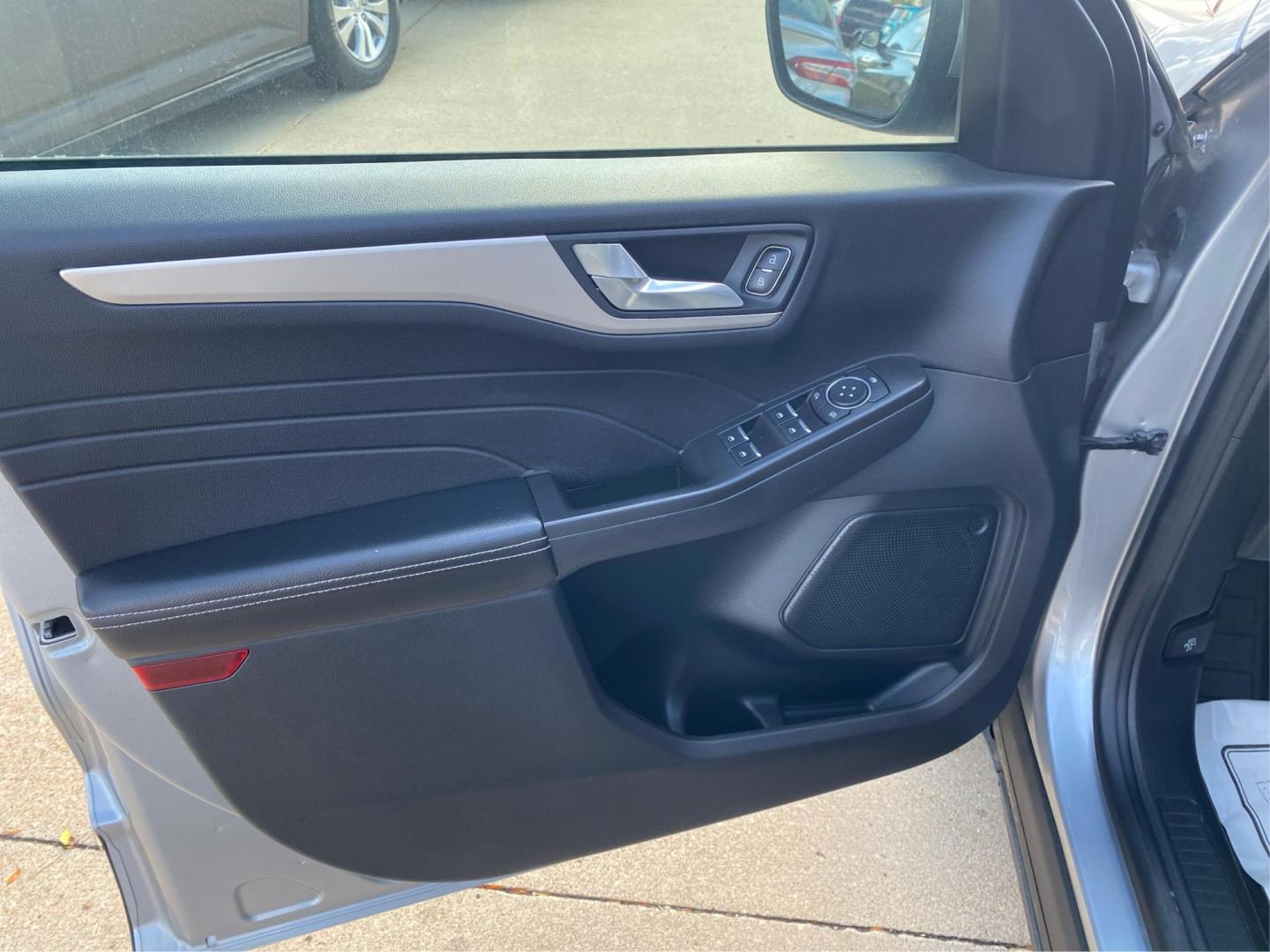 2021 SILVER FORD ESCAPE SE (1FMCU9G63MU) with an 1.5L engine, Automatic transmission, located at 908 SE 14th Street, Des Moines, IA, 50317, (515) 281-0330, 41.580303, -93.597046 - Photo#19