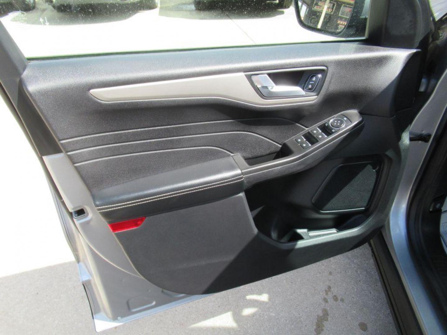 2021 SILVER FORD ESCAPE SE (1FMCU9G63MU) with an 1.5L engine, Automatic transmission, located at 908 SE 14th Street, Des Moines, IA, 50317, (515) 281-0330, 41.580303, -93.597046 - Photo#9
