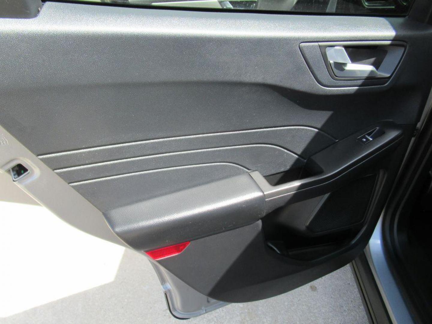 2021 SILVER FORD ESCAPE SE (1FMCU9G63MU) with an 1.5L engine, Automatic transmission, located at 908 SE 14th Street, Des Moines, IA, 50317, (515) 281-0330, 41.580303, -93.597046 - Photo#10