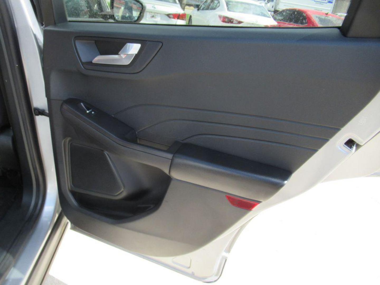 2021 SILVER FORD ESCAPE SE (1FMCU9G63MU) with an 1.5L engine, Automatic transmission, located at 908 SE 14th Street, Des Moines, IA, 50317, (515) 281-0330, 41.580303, -93.597046 - Photo#11