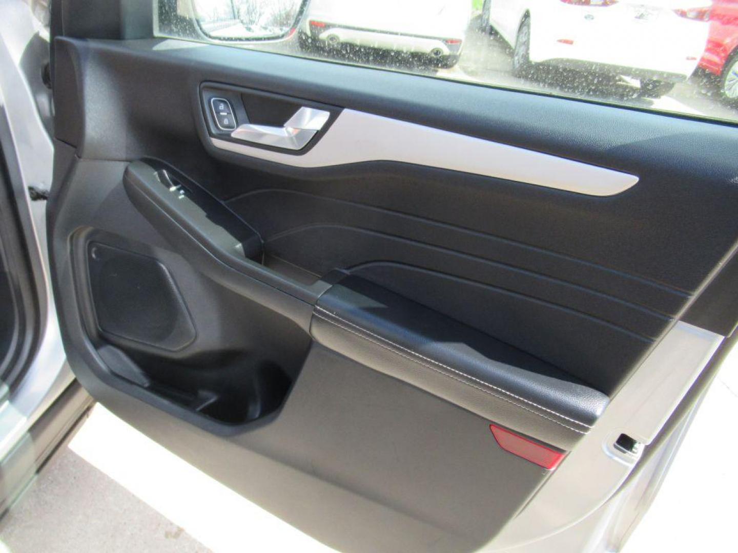 2021 SILVER FORD ESCAPE SE (1FMCU9G63MU) with an 1.5L engine, Automatic transmission, located at 908 SE 14th Street, Des Moines, IA, 50317, (515) 281-0330, 41.580303, -93.597046 - Photo#12
