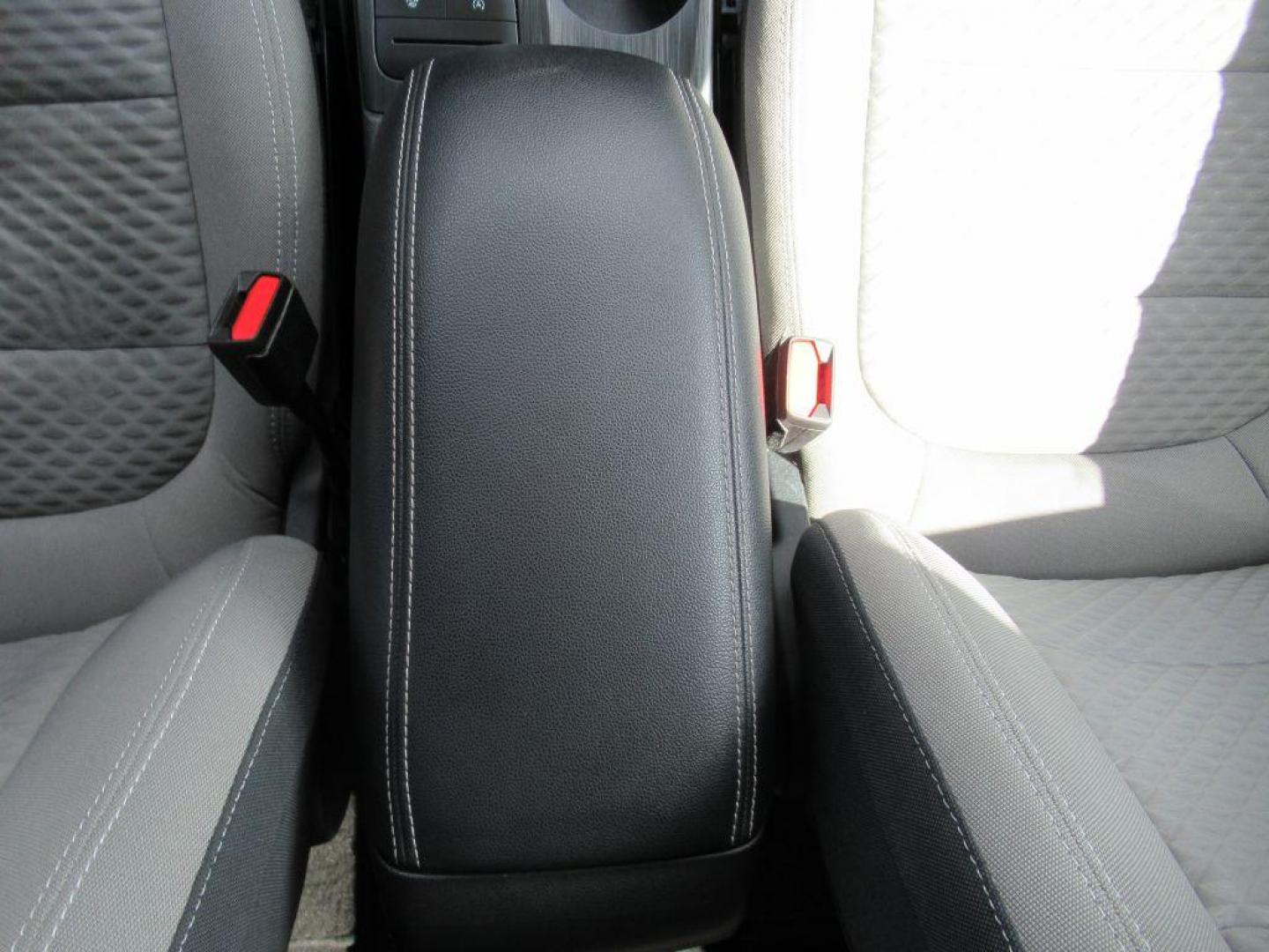 2021 SILVER FORD ESCAPE SE (1FMCU9G63MU) with an 1.5L engine, Automatic transmission, located at 908 SE 14th Street, Des Moines, IA, 50317, (515) 281-0330, 41.580303, -93.597046 - Photo#18