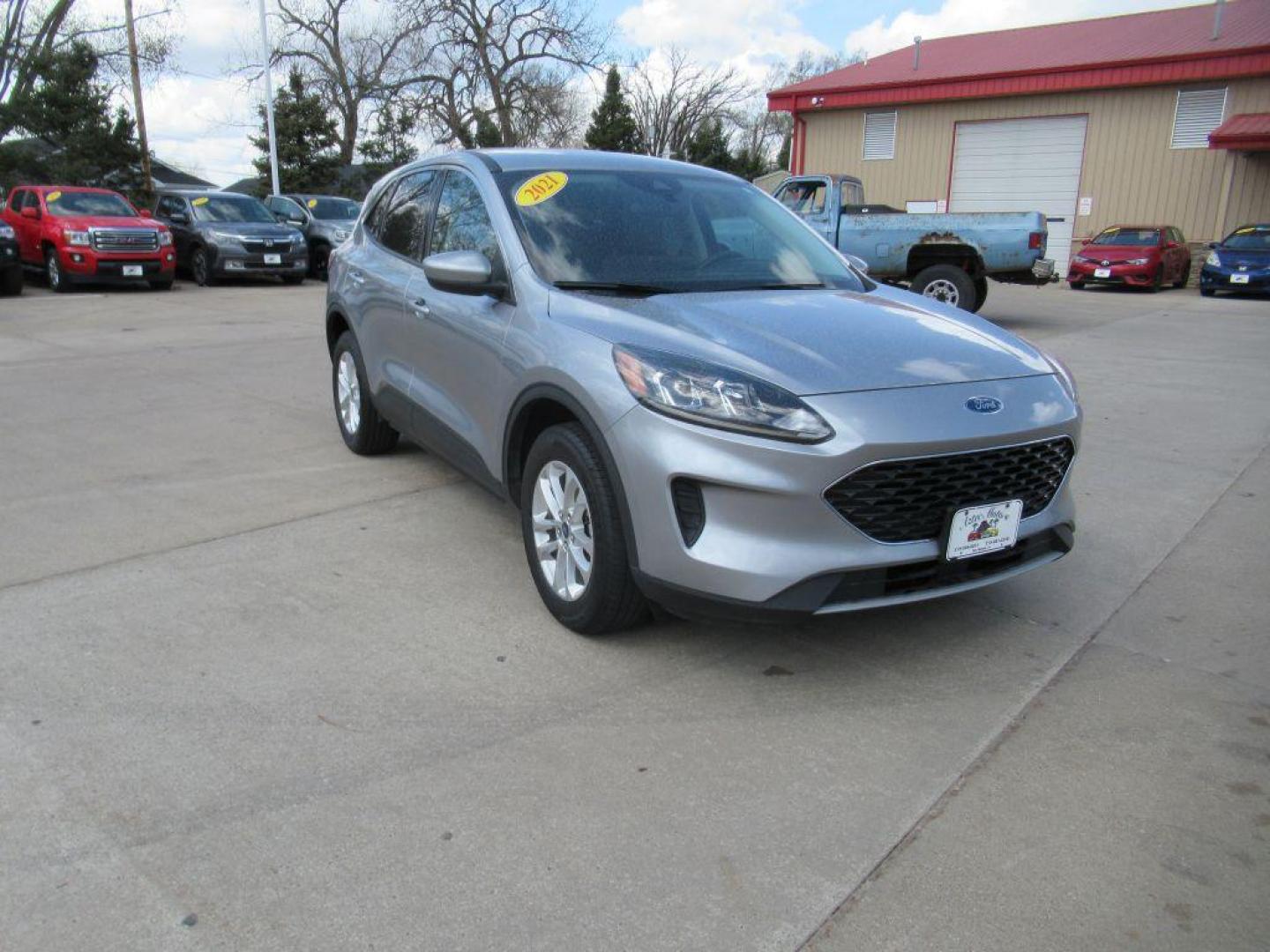 2021 SILVER FORD ESCAPE SE (1FMCU9G63MU) with an 1.5L engine, Automatic transmission, located at 908 SE 14th Street, Des Moines, IA, 50317, (515) 281-0330, 41.580303, -93.597046 - Photo#2