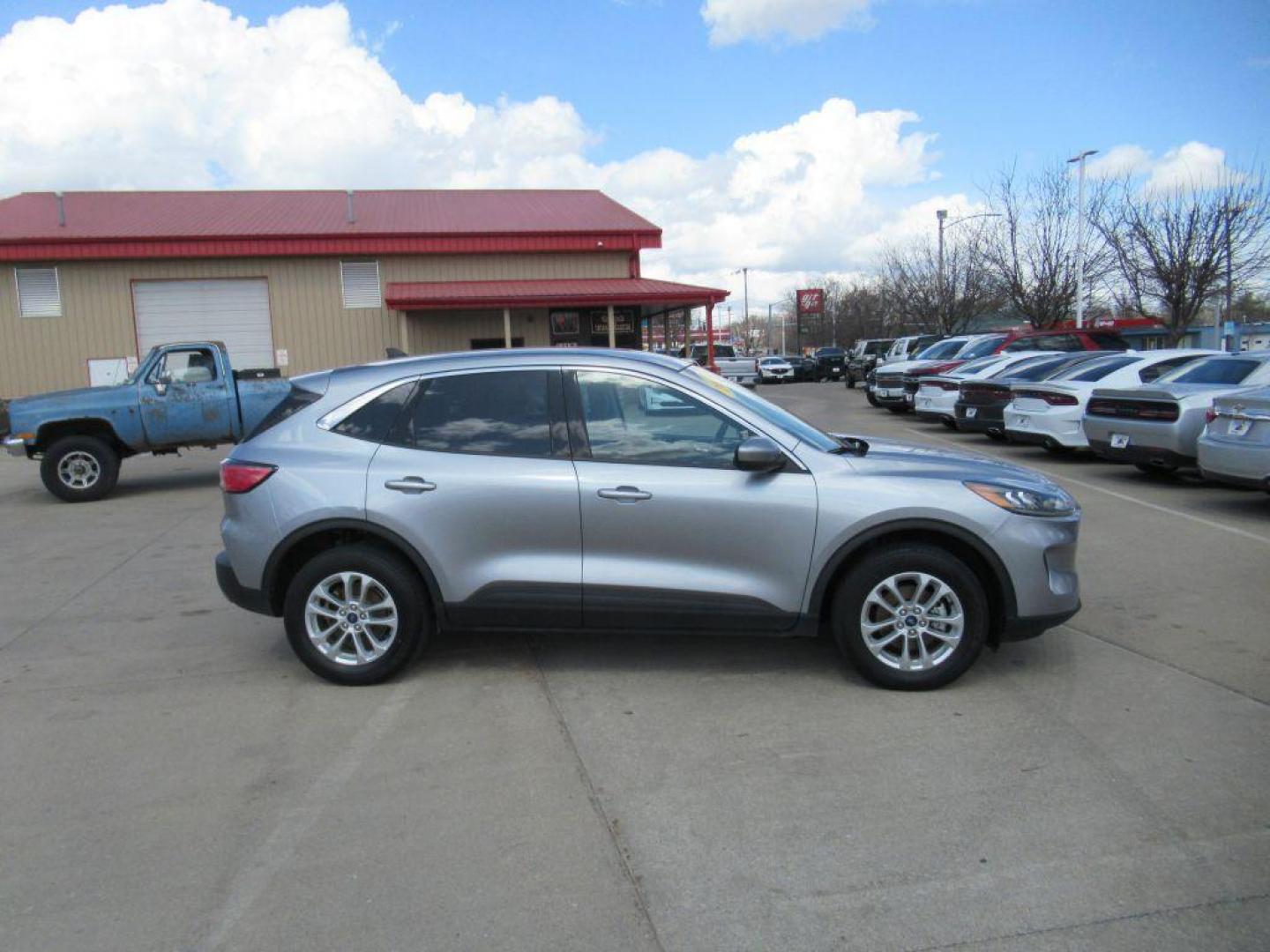 2021 SILVER FORD ESCAPE SE (1FMCU9G63MU) with an 1.5L engine, Automatic transmission, located at 908 SE 14th Street, Des Moines, IA, 50317, (515) 281-0330, 41.580303, -93.597046 - Photo#3