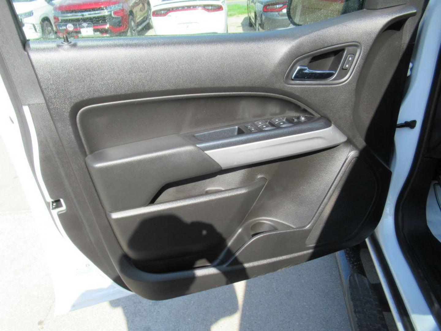 2017 WHITE CHEVROLET COLORADO LT (1GCGTCEN3H1) with an 3.6L engine, Automatic transmission, located at 908 SE 14th Street, Des Moines, IA, 50317, (515) 281-0330, 41.580303, -93.597046 - Photo#9