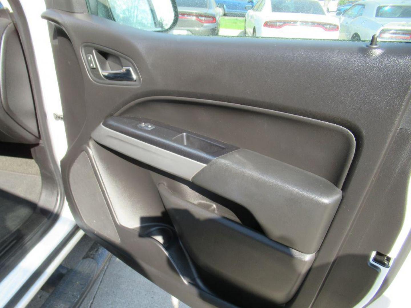 2017 WHITE CHEVROLET COLORADO LT (1GCGTCEN3H1) with an 3.6L engine, Automatic transmission, located at 908 SE 14th Street, Des Moines, IA, 50317, (515) 281-0330, 41.580303, -93.597046 - Photo#12