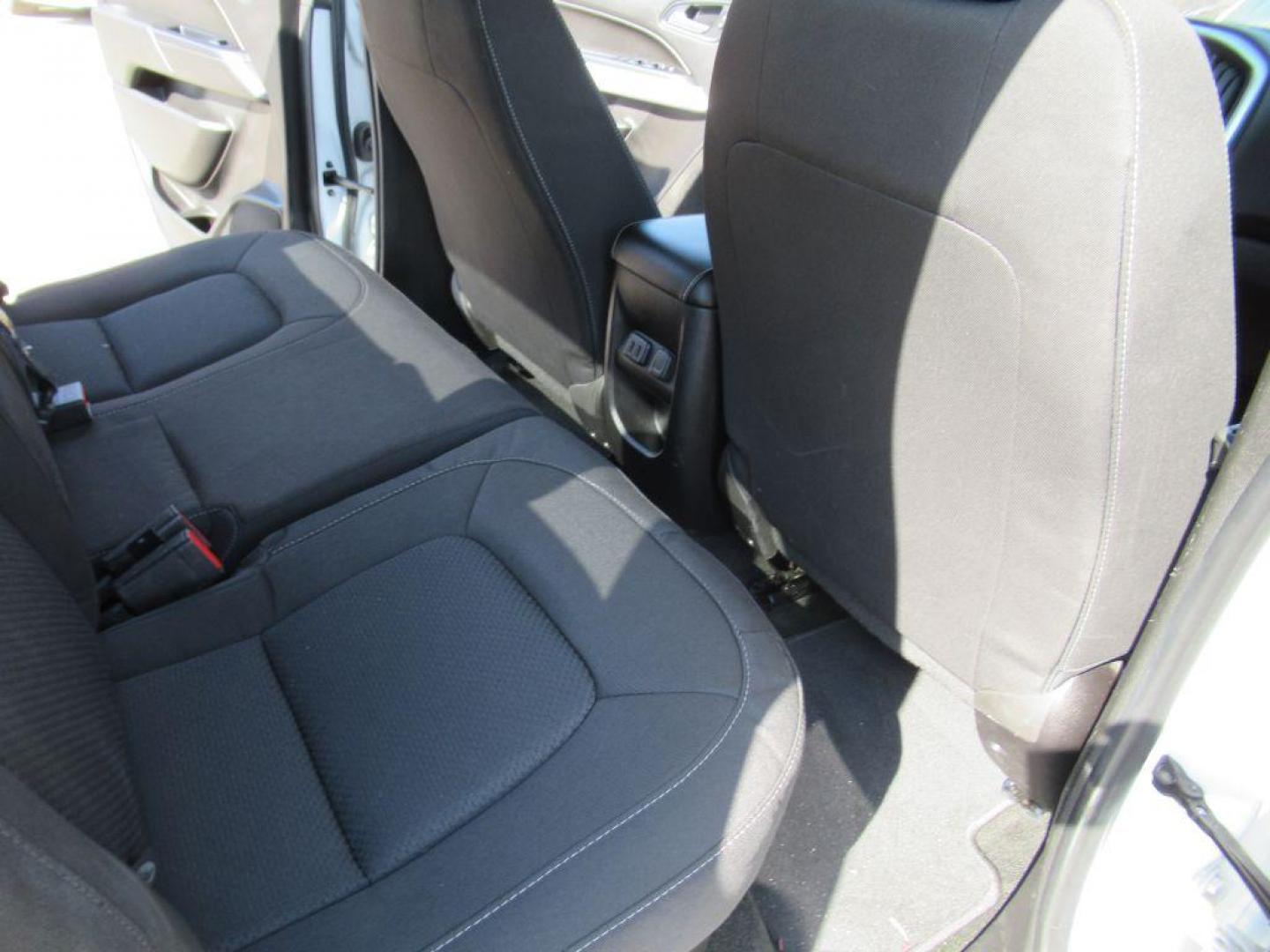 2017 WHITE CHEVROLET COLORADO LT (1GCGTCEN3H1) with an 3.6L engine, Automatic transmission, located at 908 SE 14th Street, Des Moines, IA, 50317, (515) 281-0330, 41.580303, -93.597046 - Photo#14