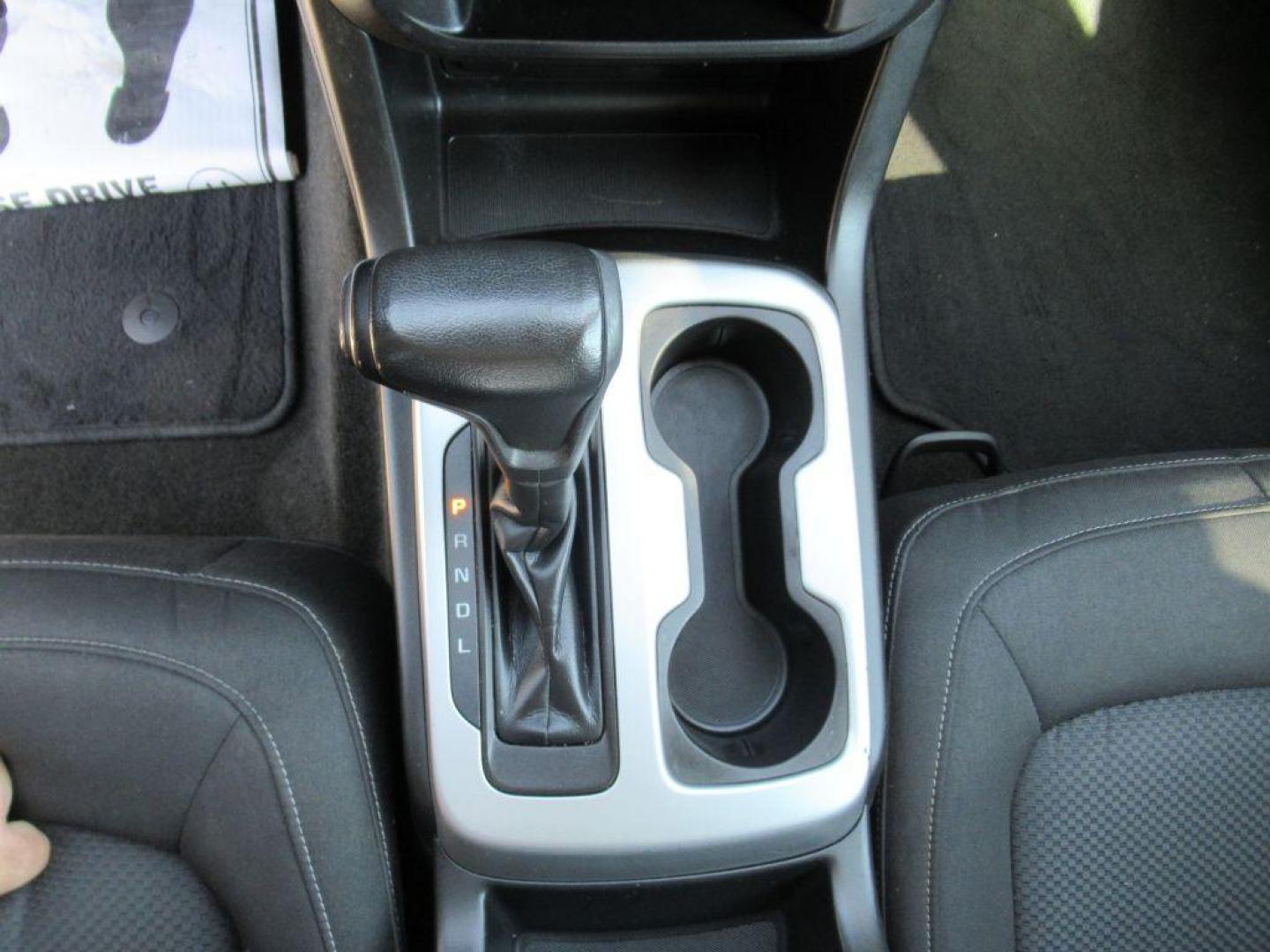 2017 WHITE CHEVROLET COLORADO LT (1GCGTCEN3H1) with an 3.6L engine, Automatic transmission, located at 908 SE 14th Street, Des Moines, IA, 50317, (515) 281-0330, 41.580303, -93.597046 - Photo#19