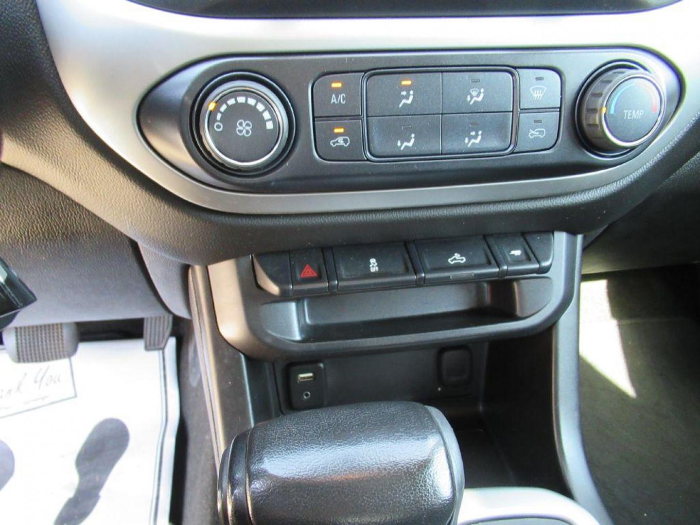 2017 WHITE CHEVROLET COLORADO LT (1GCGTCEN3H1) with an 3.6L engine, Automatic transmission, located at 908 SE 14th Street, Des Moines, IA, 50317, (515) 281-0330, 41.580303, -93.597046 - Photo#20