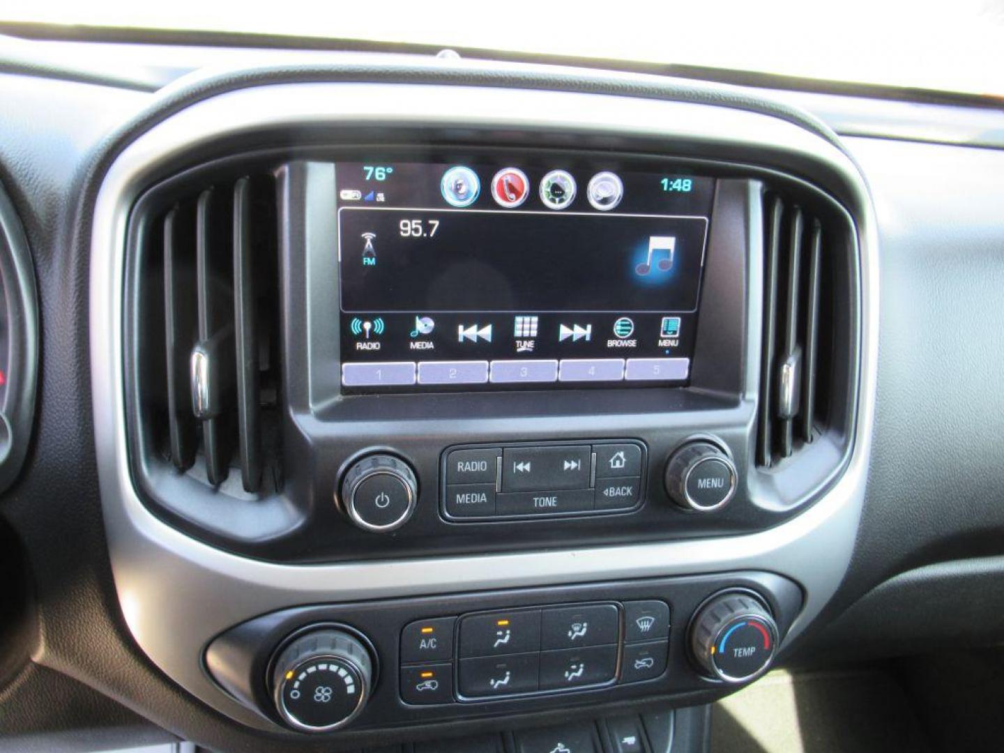 2017 WHITE CHEVROLET COLORADO LT (1GCGTCEN3H1) with an 3.6L engine, Automatic transmission, located at 908 SE 14th Street, Des Moines, IA, 50317, (515) 281-0330, 41.580303, -93.597046 - Photo#21