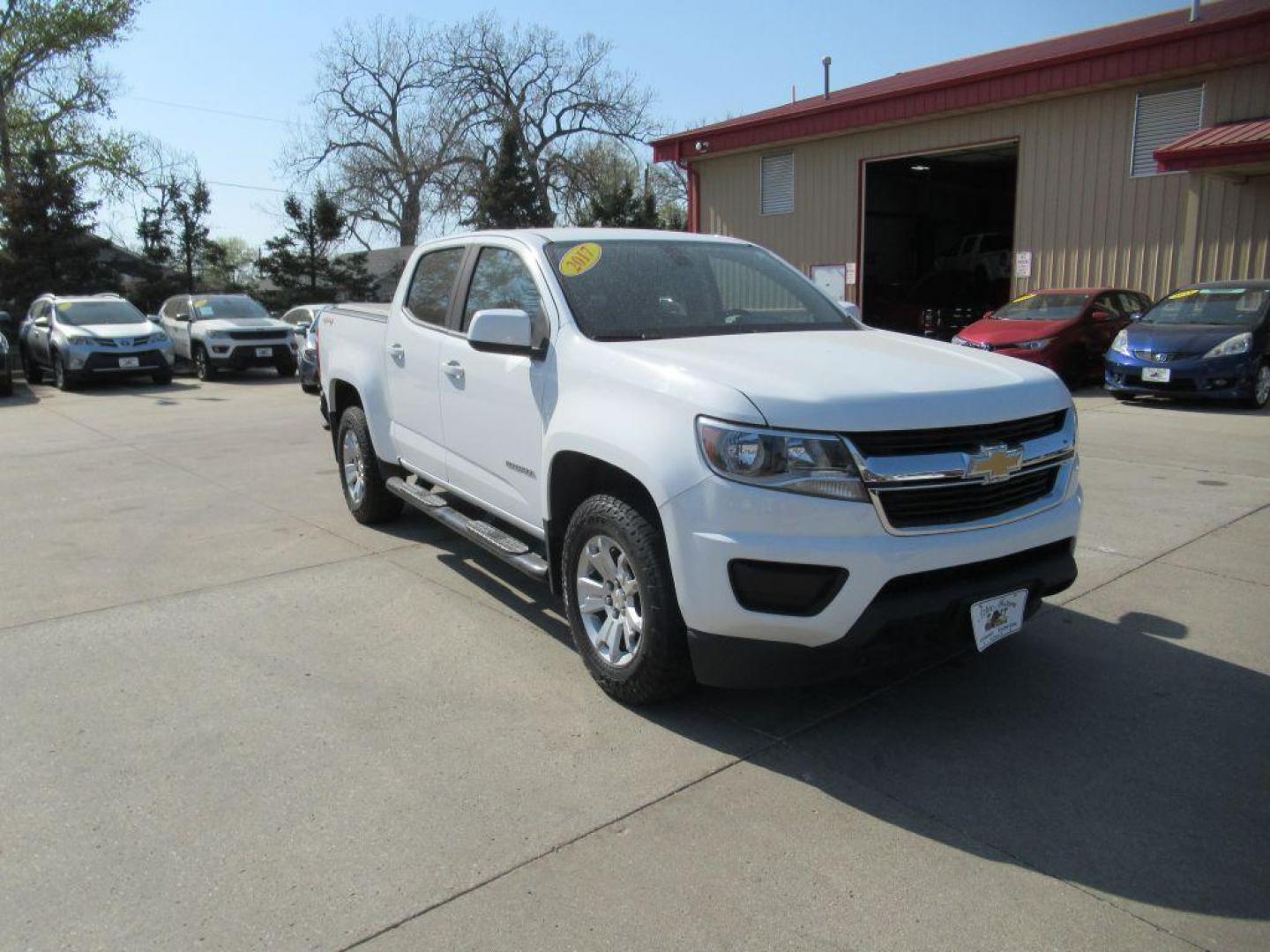 2017 WHITE CHEVROLET COLORADO LT (1GCGTCEN3H1) with an 3.6L engine, Automatic transmission, located at 908 SE 14th Street, Des Moines, IA, 50317, (515) 281-0330, 41.580303, -93.597046 - Photo#2
