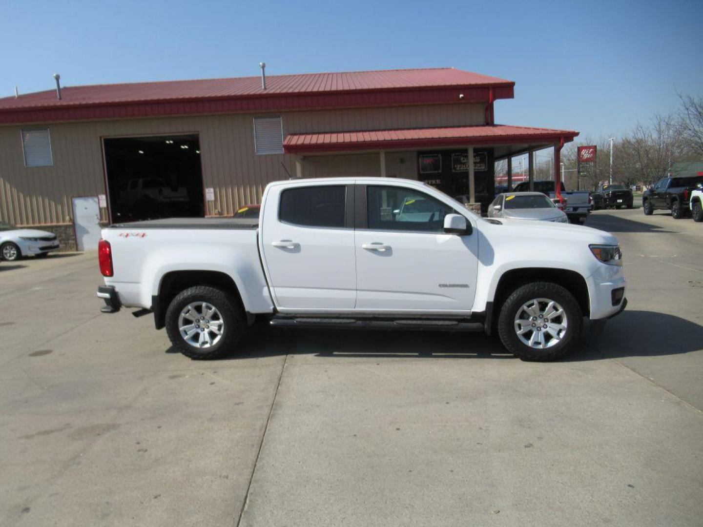 2017 WHITE CHEVROLET COLORADO LT (1GCGTCEN3H1) with an 3.6L engine, Automatic transmission, located at 908 SE 14th Street, Des Moines, IA, 50317, (515) 281-0330, 41.580303, -93.597046 - Photo#3