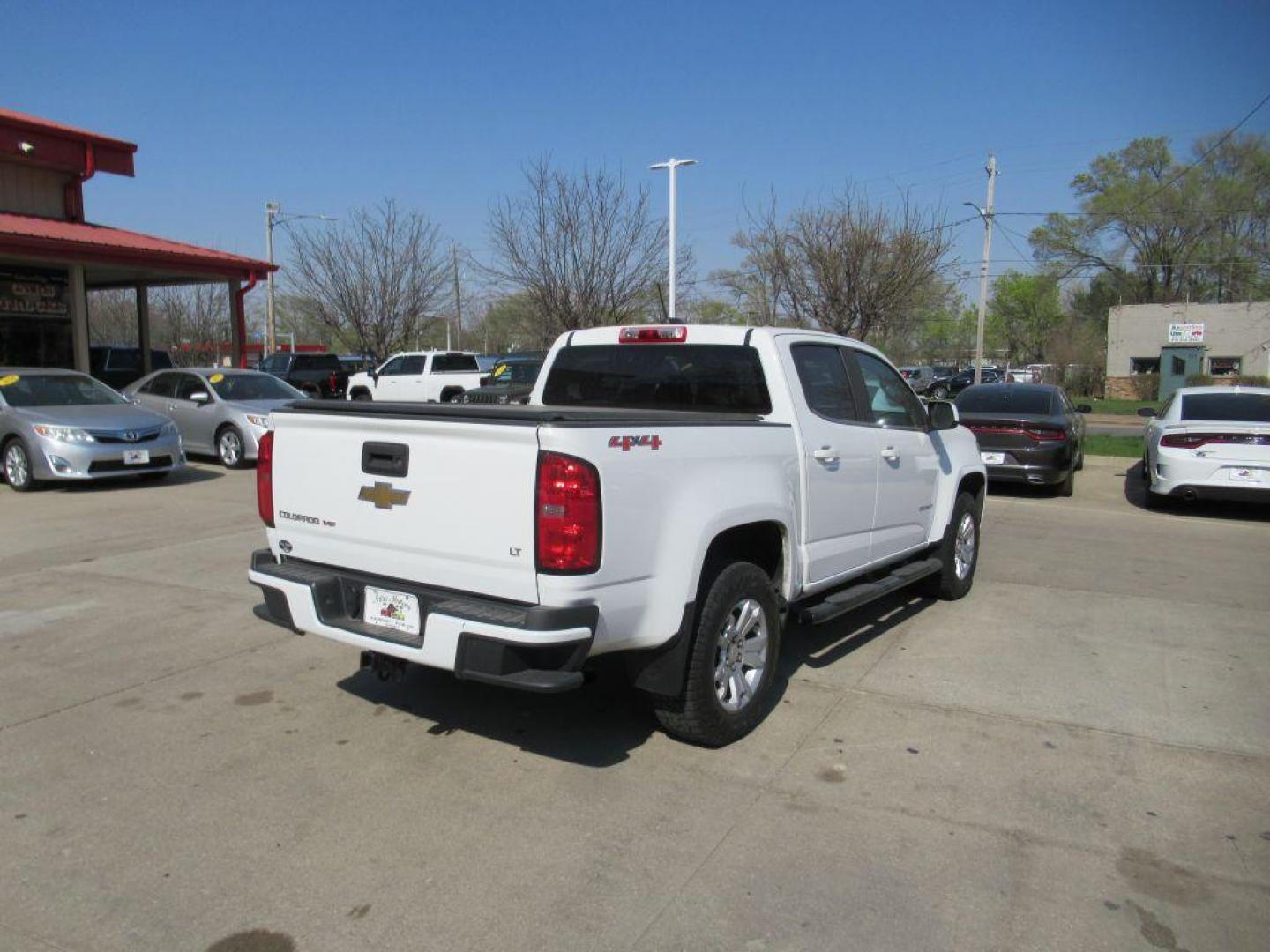 2017 WHITE CHEVROLET COLORADO LT (1GCGTCEN3H1) with an 3.6L engine, Automatic transmission, located at 908 SE 14th Street, Des Moines, IA, 50317, (515) 281-0330, 41.580303, -93.597046 - Photo#4