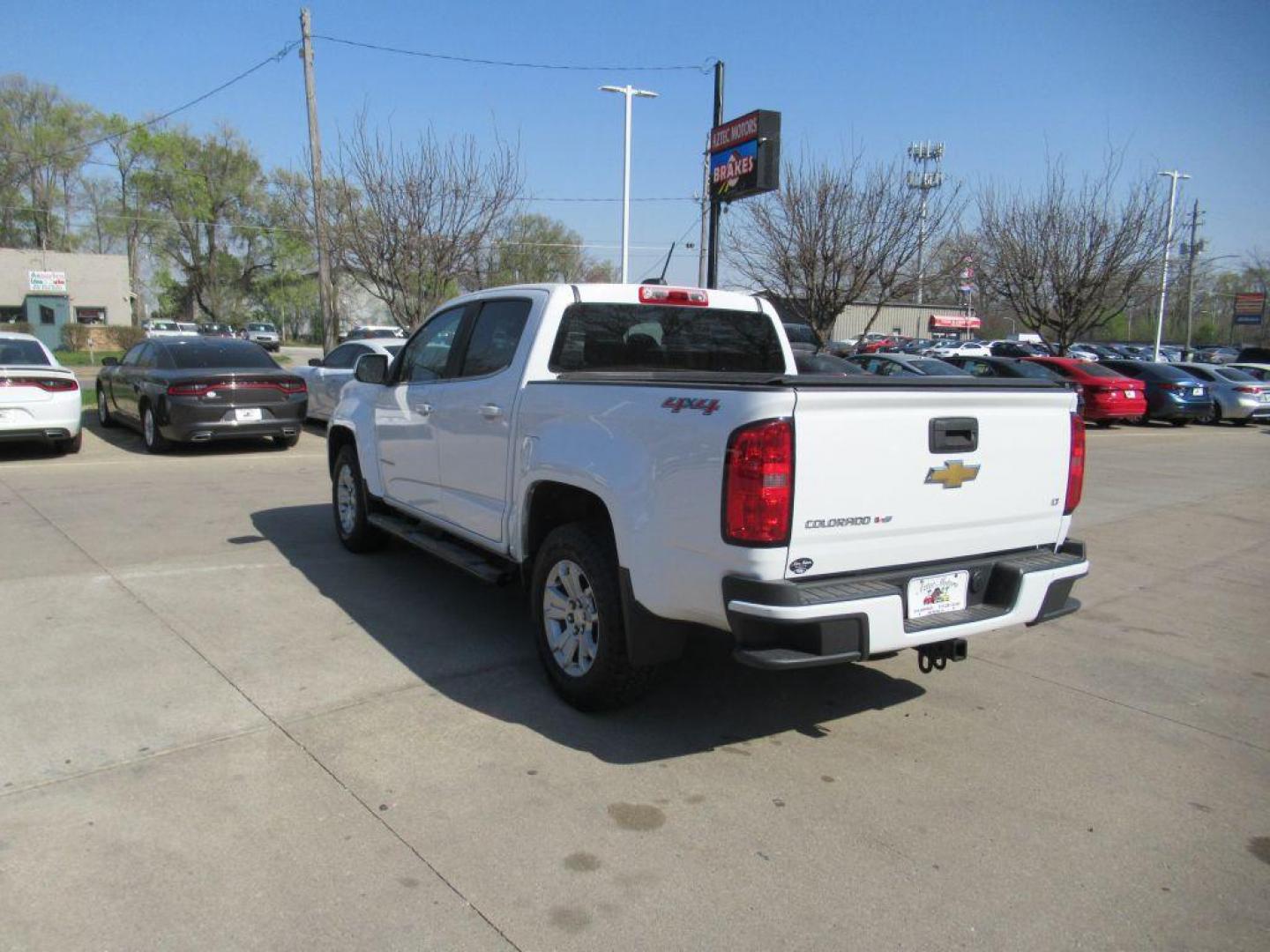 2017 WHITE CHEVROLET COLORADO LT (1GCGTCEN3H1) with an 3.6L engine, Automatic transmission, located at 908 SE 14th Street, Des Moines, IA, 50317, (515) 281-0330, 41.580303, -93.597046 - Photo#6