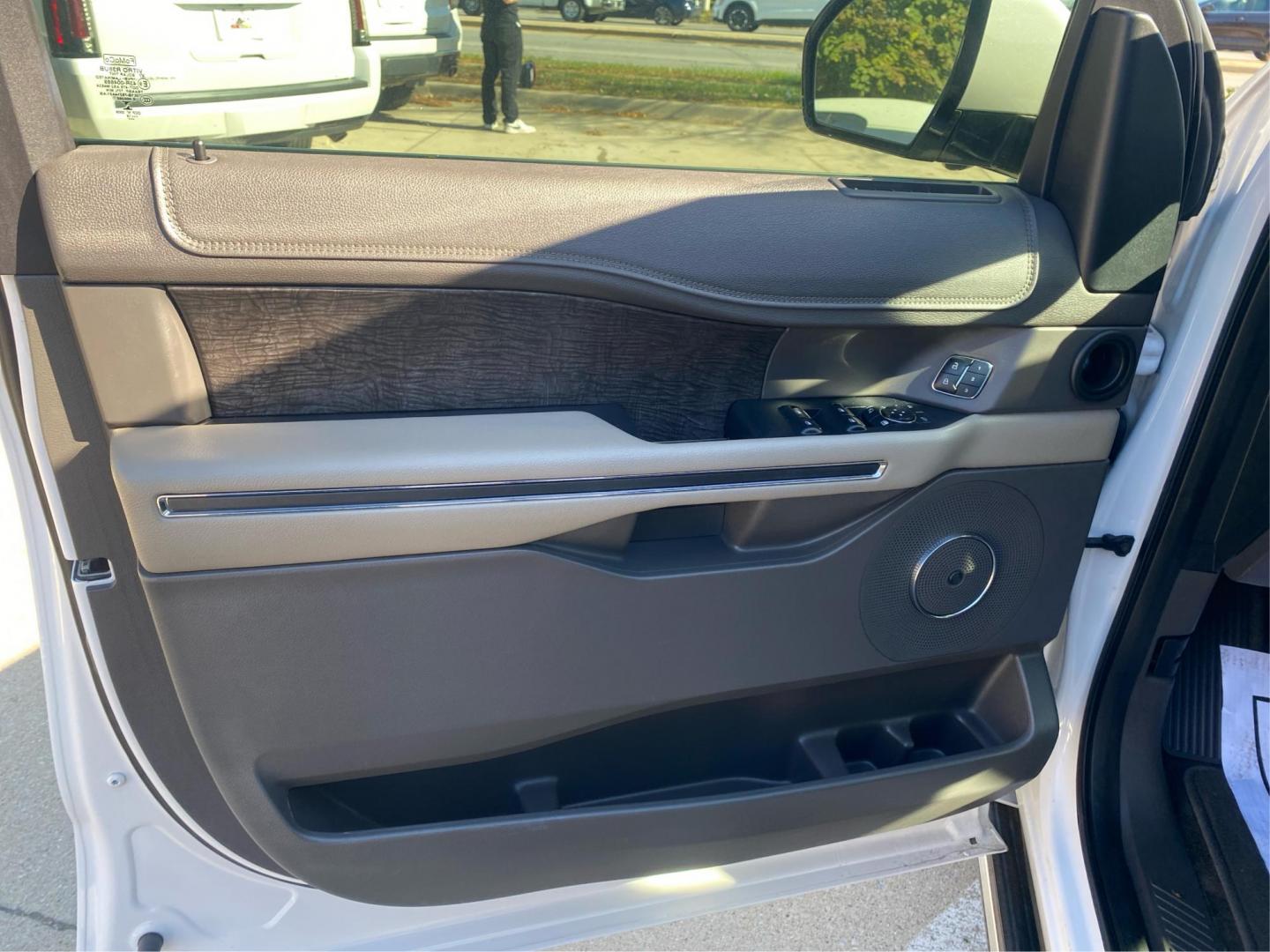 2018 WHITE FORD EXPEDITION LIMITED (1FMJU2AT0JE) with an 3.5L engine, Automatic transmission, located at 908 SE 14th Street, Des Moines, IA, 50317, (515) 281-0330, 41.580303, -93.597046 - Photo#19