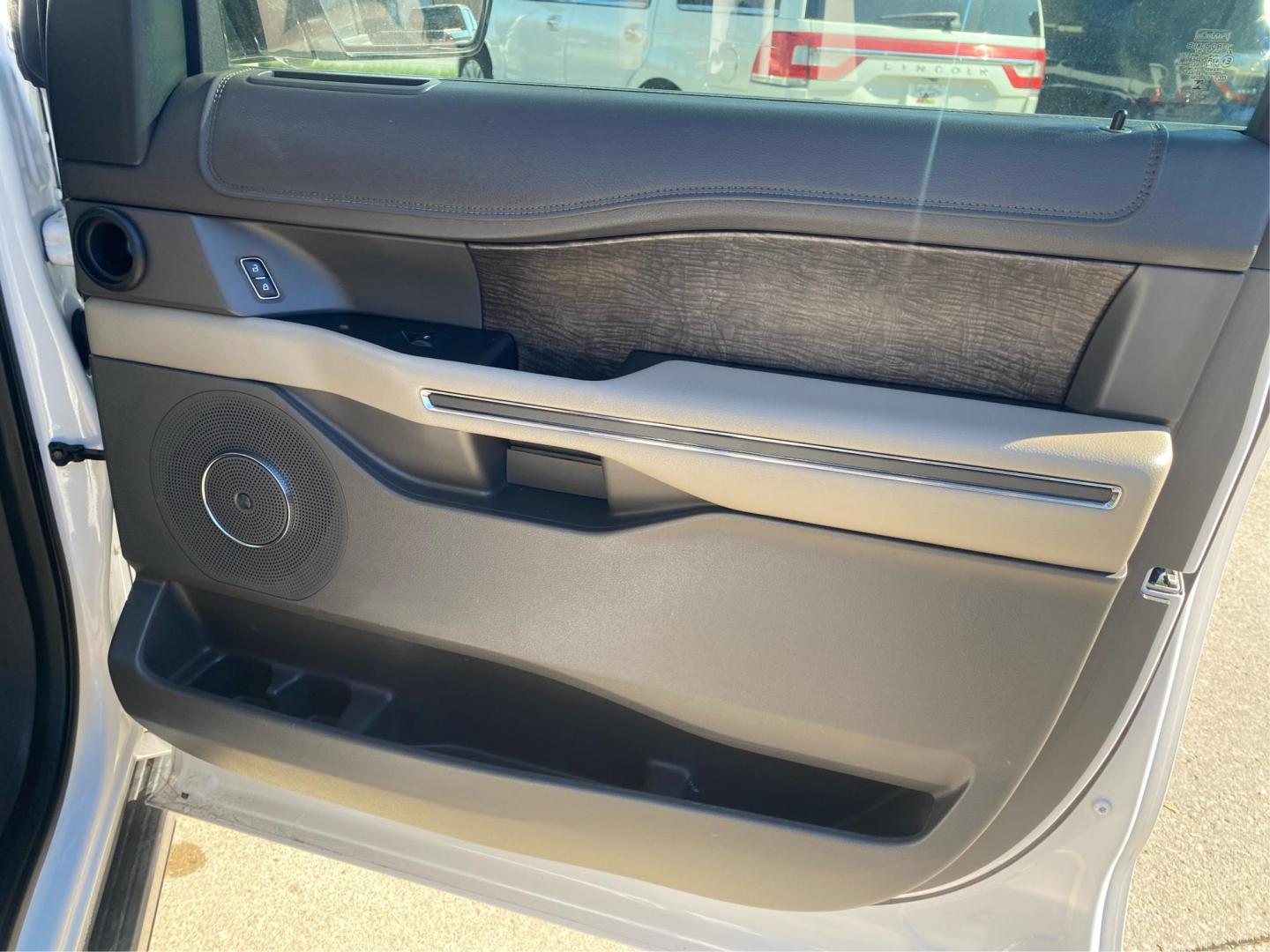 2018 WHITE FORD EXPEDITION LIMITED (1FMJU2AT0JE) with an 3.5L engine, Automatic transmission, located at 908 SE 14th Street, Des Moines, IA, 50317, (515) 281-0330, 41.580303, -93.597046 - Photo#20