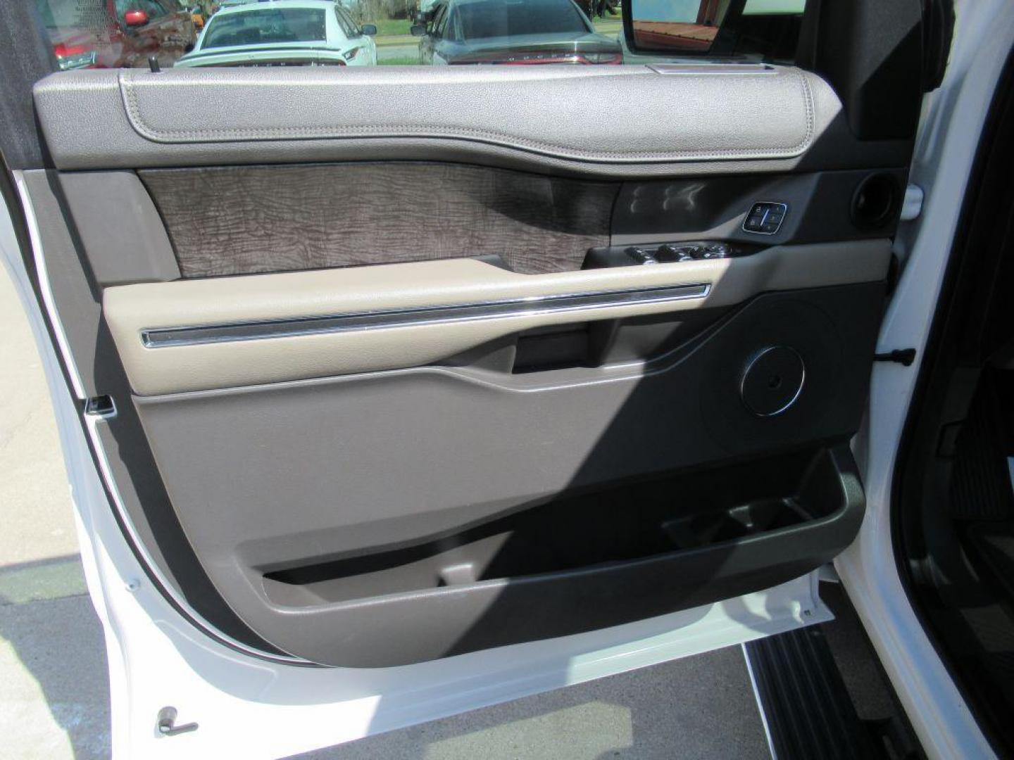 2018 WHITE FORD EXPEDITION LIMITED (1FMJU2AT0JE) with an 3.5L engine, Automatic transmission, located at 908 SE 14th Street, Des Moines, IA, 50317, (515) 281-0330, 41.580303, -93.597046 - Photo#9