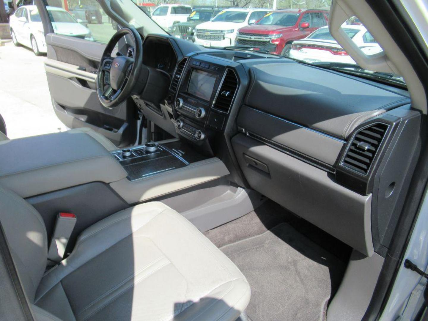 2018 WHITE FORD EXPEDITION LIMITED (1FMJU2AT0JE) with an 3.5L engine, Automatic transmission, located at 908 SE 14th Street, Des Moines, IA, 50317, (515) 281-0330, 41.580303, -93.597046 - Photo#12