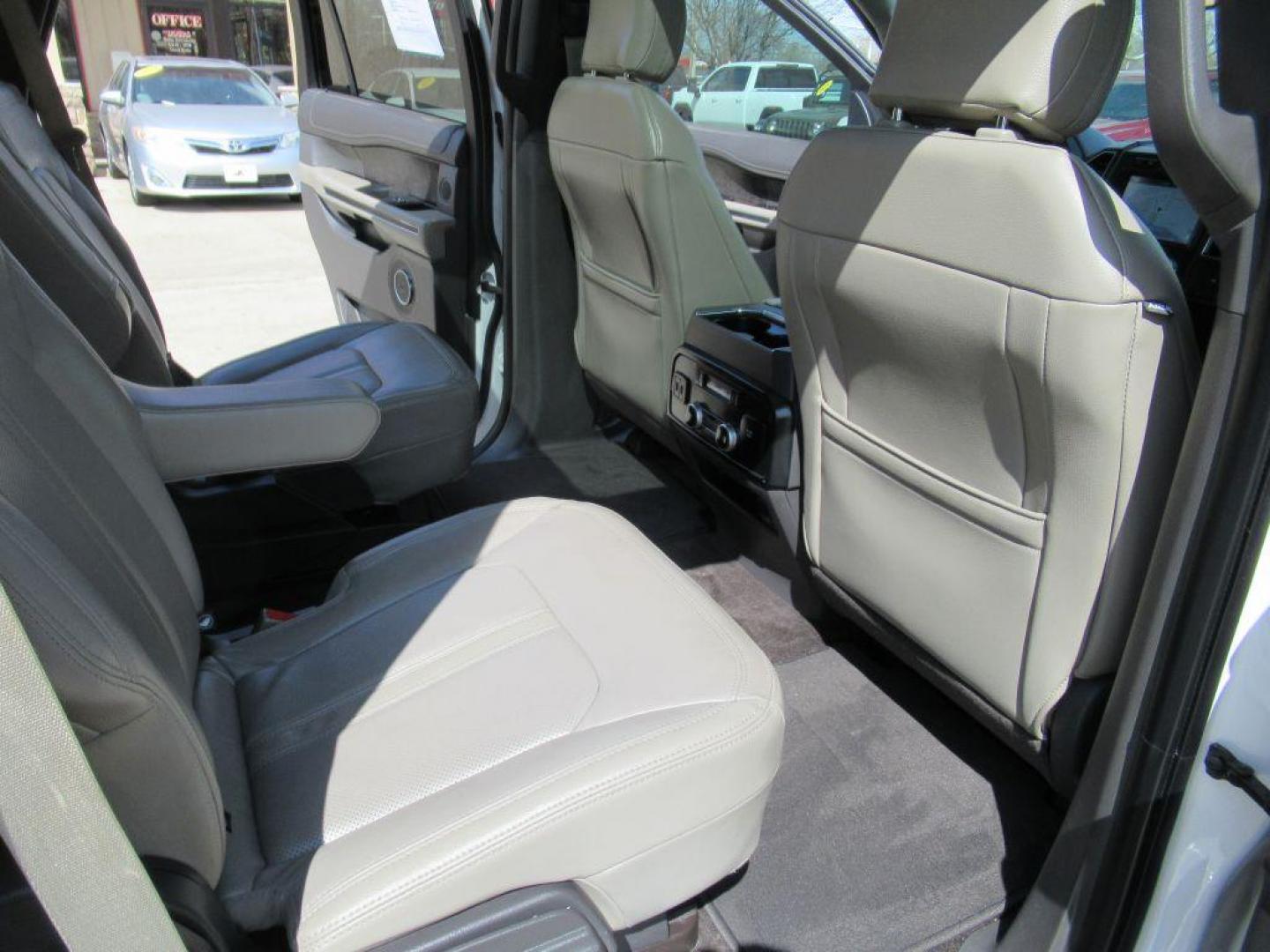 2018 WHITE FORD EXPEDITION LIMITED (1FMJU2AT0JE) with an 3.5L engine, Automatic transmission, located at 908 SE 14th Street, Des Moines, IA, 50317, (515) 281-0330, 41.580303, -93.597046 - Photo#13