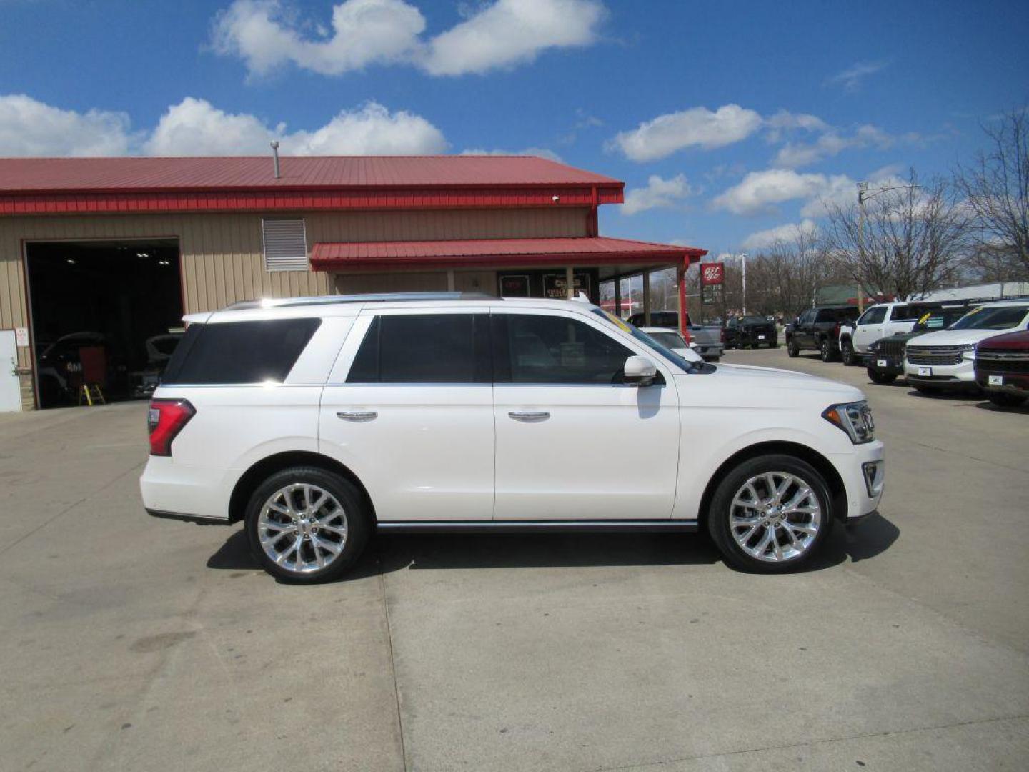 2018 WHITE FORD EXPEDITION LIMITED (1FMJU2AT0JE) with an 3.5L engine, Automatic transmission, located at 908 SE 14th Street, Des Moines, IA, 50317, (515) 281-0330, 41.580303, -93.597046 - Photo#3