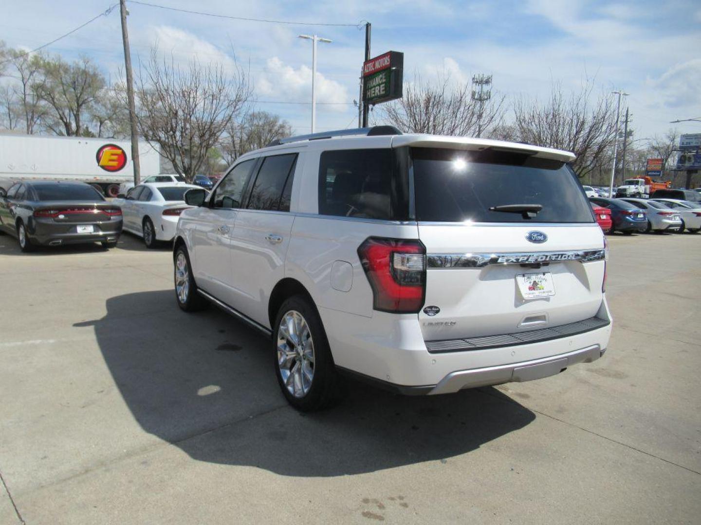 2018 WHITE FORD EXPEDITION LIMITED (1FMJU2AT0JE) with an 3.5L engine, Automatic transmission, located at 908 SE 14th Street, Des Moines, IA, 50317, (515) 281-0330, 41.580303, -93.597046 - Photo#6