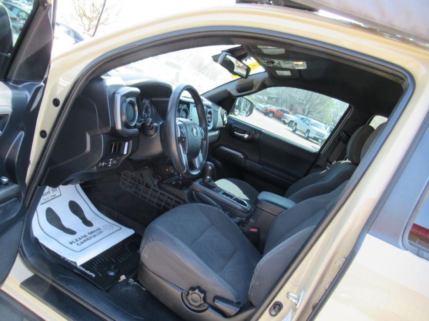 2018 TAN TOYOTA TACOMA DOUBLE CAB (3TMCZ5AN1JM) with an 3.5L engine, Automatic transmission, located at 908 SE 14th Street, Des Moines, IA, 50317, (515) 281-0330, 41.580303, -93.597046 - Photo#25