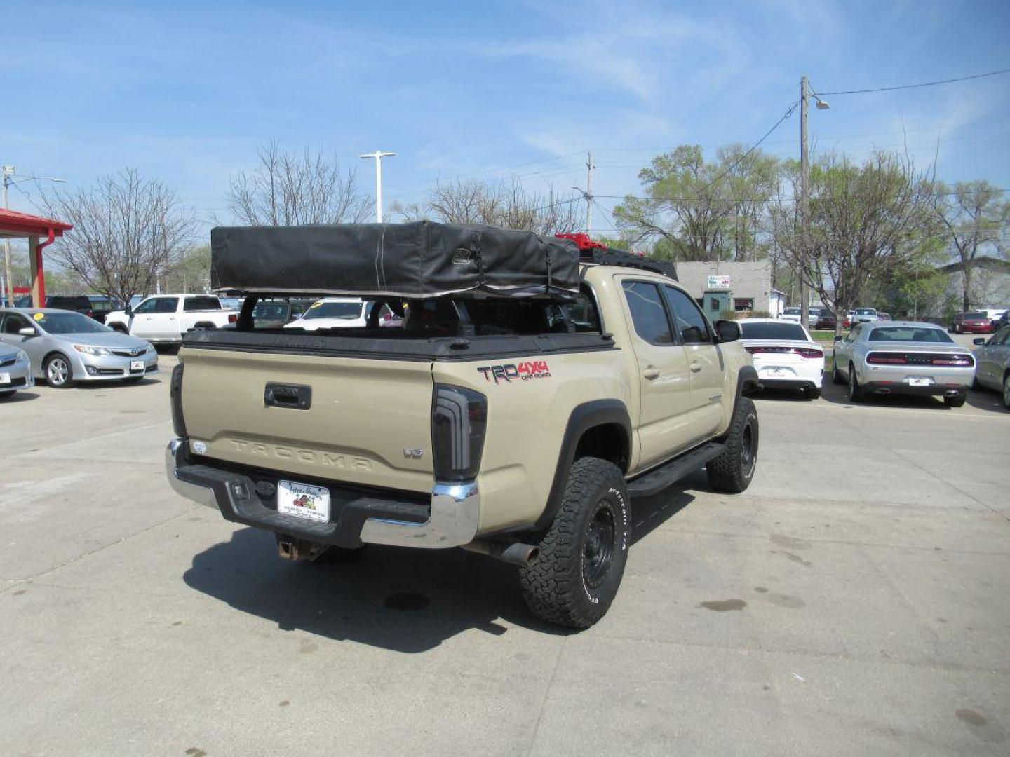 2018 TAN TOYOTA TACOMA DOUBLE CAB (3TMCZ5AN1JM) with an 3.5L engine, Automatic transmission, located at 908 SE 14th Street, Des Moines, IA, 50317, (515) 281-0330, 41.580303, -93.597046 - Photo#4