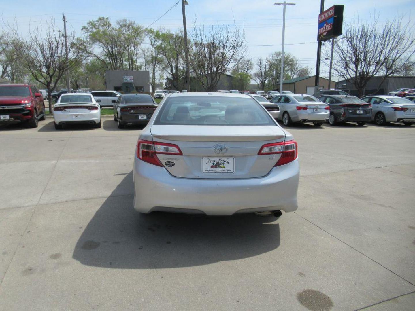 2012 SILVER TOYOTA CAMRY SE (4T1BF1FK2CU) with an 2.5L engine, Automatic transmission, located at 908 SE 14th Street, Des Moines, IA, 50317, (515) 281-0330, 41.580303, -93.597046 - Photo#5