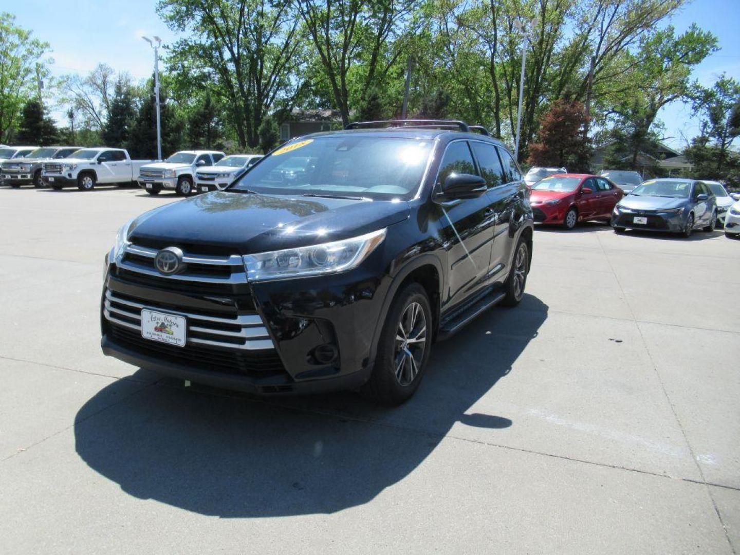 2018 BLACK TOYOTA HIGHLANDER LE (5TDBZRFHXJS) with an 3.5L engine, Automatic transmission, located at 908 SE 14th Street, Des Moines, IA, 50317, (515) 281-0330, 41.580303, -93.597046 - Photo#0