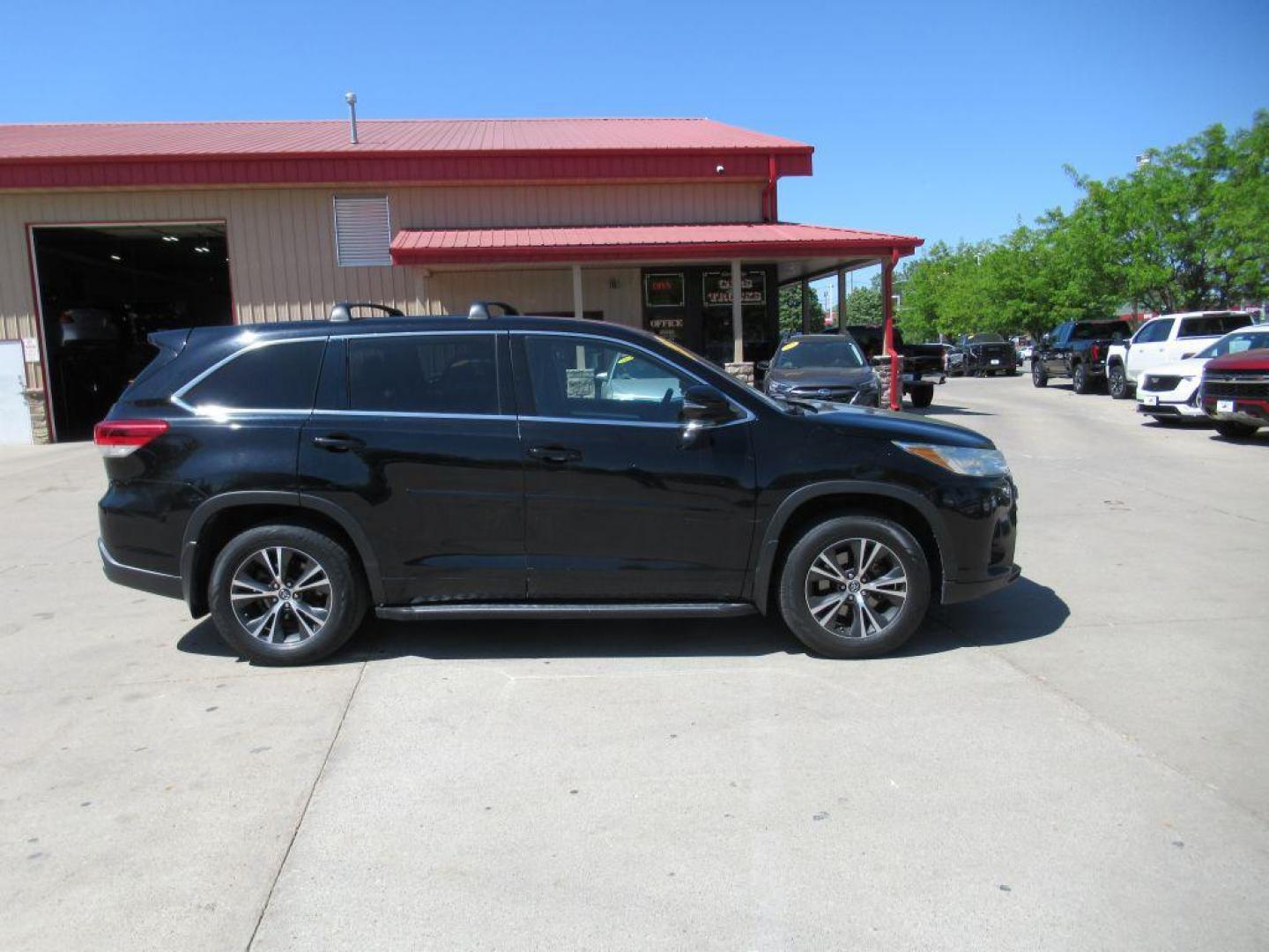 2018 BLACK TOYOTA HIGHLANDER LE (5TDBZRFHXJS) with an 3.5L engine, Automatic transmission, located at 908 SE 14th Street, Des Moines, IA, 50317, (515) 281-0330, 41.580303, -93.597046 - Photo#3