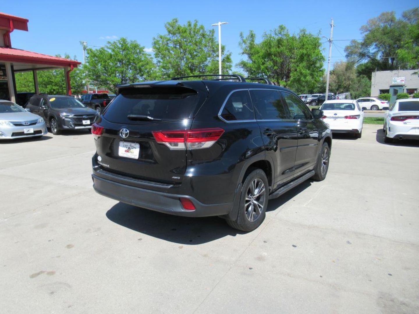 2018 BLACK TOYOTA HIGHLANDER LE (5TDBZRFHXJS) with an 3.5L engine, Automatic transmission, located at 908 SE 14th Street, Des Moines, IA, 50317, (515) 281-0330, 41.580303, -93.597046 - Photo#4