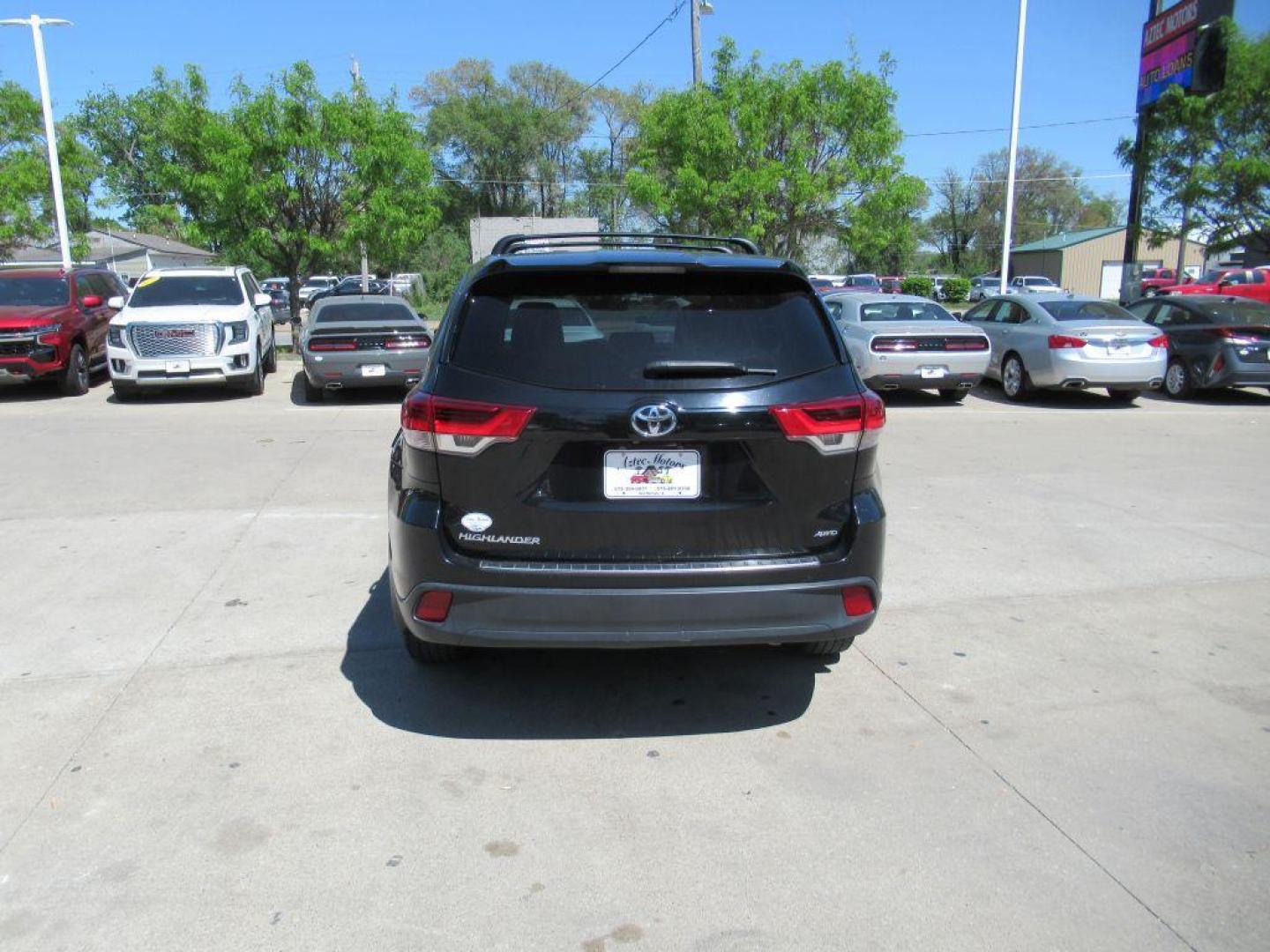 2018 BLACK TOYOTA HIGHLANDER LE (5TDBZRFHXJS) with an 3.5L engine, Automatic transmission, located at 908 SE 14th Street, Des Moines, IA, 50317, (515) 281-0330, 41.580303, -93.597046 - Photo#5