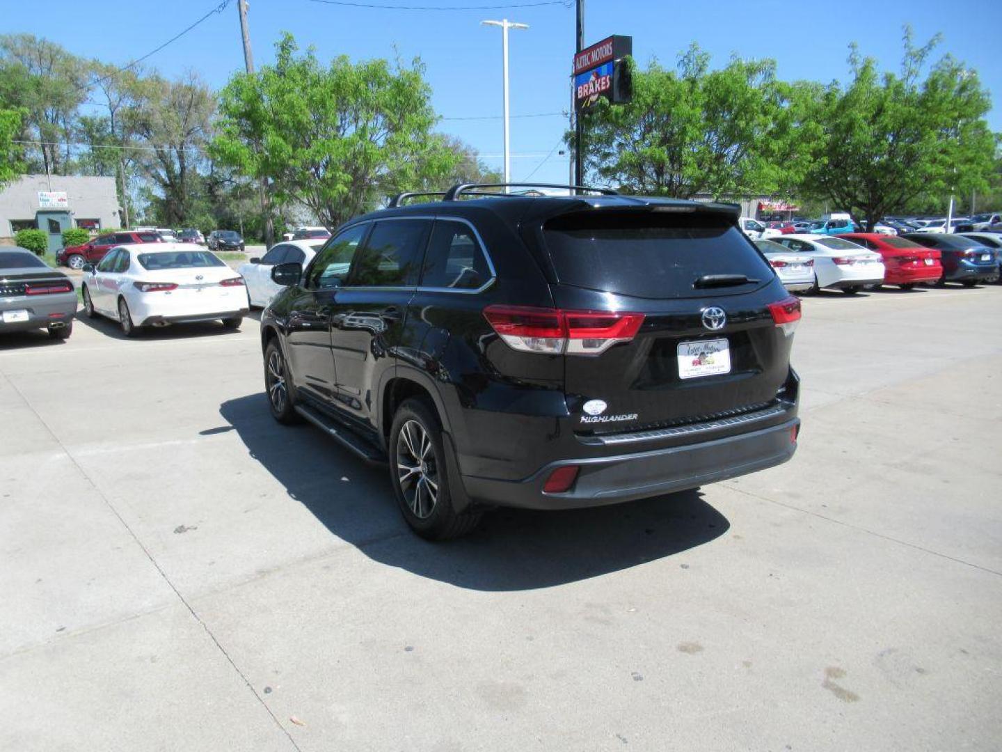 2018 BLACK TOYOTA HIGHLANDER LE (5TDBZRFHXJS) with an 3.5L engine, Automatic transmission, located at 908 SE 14th Street, Des Moines, IA, 50317, (515) 281-0330, 41.580303, -93.597046 - Photo#6