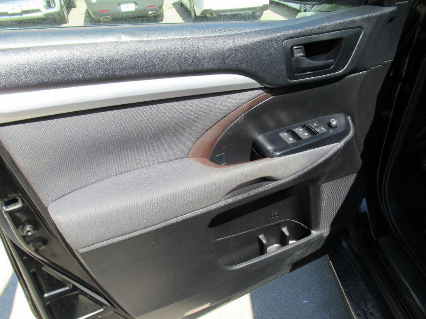2018 BLACK TOYOTA HIGHLANDER LE (5TDBZRFHXJS) with an 3.5L engine, Automatic transmission, located at 908 SE 14th Street, Des Moines, IA, 50317, (515) 281-0330, 41.580303, -93.597046 - Photo#9