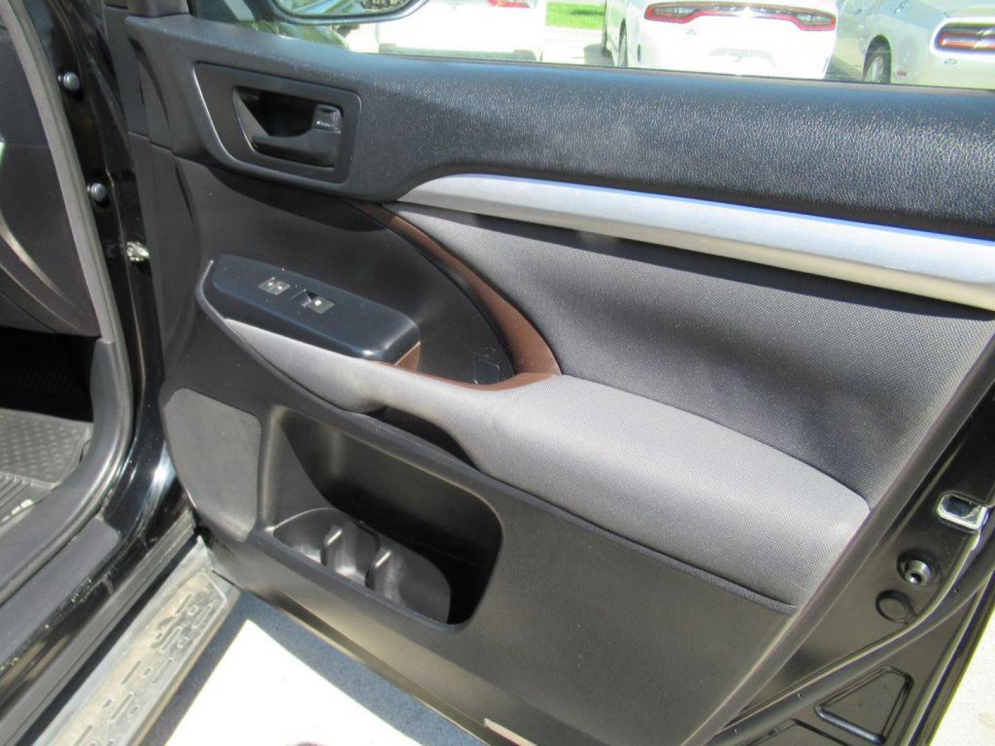 2018 BLACK TOYOTA HIGHLANDER LE (5TDBZRFHXJS) with an 3.5L engine, Automatic transmission, located at 908 SE 14th Street, Des Moines, IA, 50317, (515) 281-0330, 41.580303, -93.597046 - Photo#12