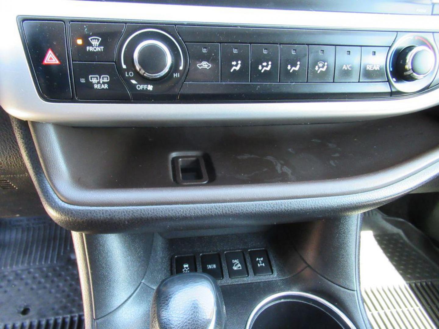 2018 BLACK TOYOTA HIGHLANDER LE (5TDBZRFHXJS) with an 3.5L engine, Automatic transmission, located at 908 SE 14th Street, Des Moines, IA, 50317, (515) 281-0330, 41.580303, -93.597046 - Photo#21