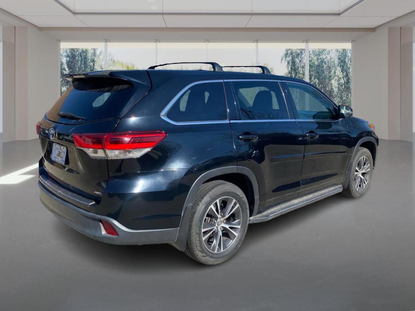 2018 BLACK TOYOTA HIGHLANDER LE (5TDBZRFHXJS) with an 3.5L engine, Automatic transmission, located at 908 SE 14th Street, Des Moines, IA, 50317, (515) 281-0330, 41.580303, -93.597046 - Photo#2