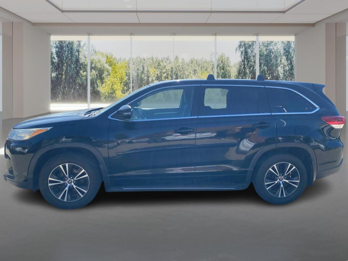 2018 BLACK TOYOTA HIGHLANDER LE (5TDBZRFHXJS) with an 3.5L engine, Automatic transmission, located at 908 SE 14th Street, Des Moines, IA, 50317, (515) 281-0330, 41.580303, -93.597046 - Photo#5