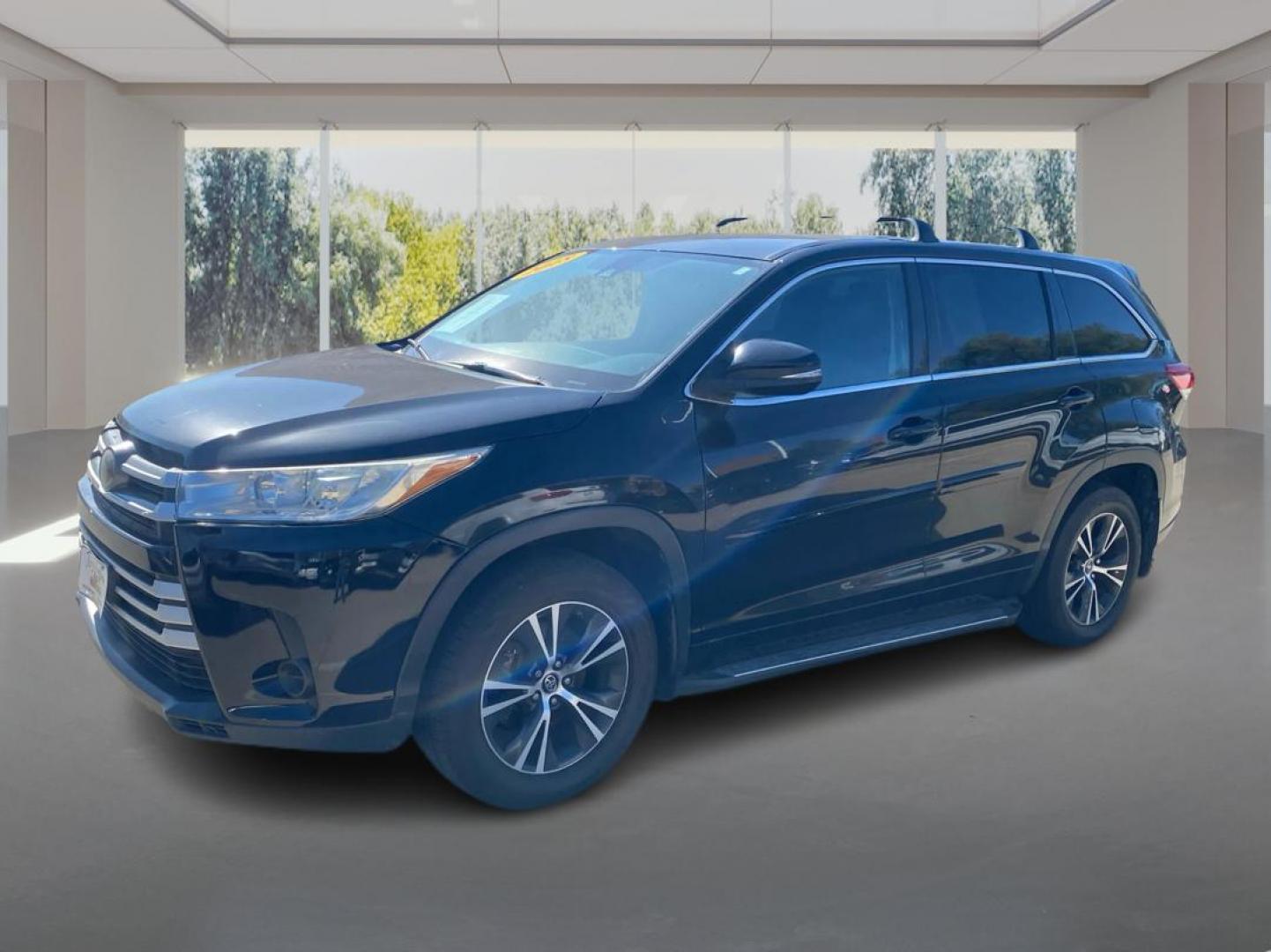 2018 BLACK TOYOTA HIGHLANDER LE (5TDBZRFHXJS) with an 3.5L engine, Automatic transmission, located at 908 SE 14th Street, Des Moines, IA, 50317, (515) 281-0330, 41.580303, -93.597046 - Photo#7