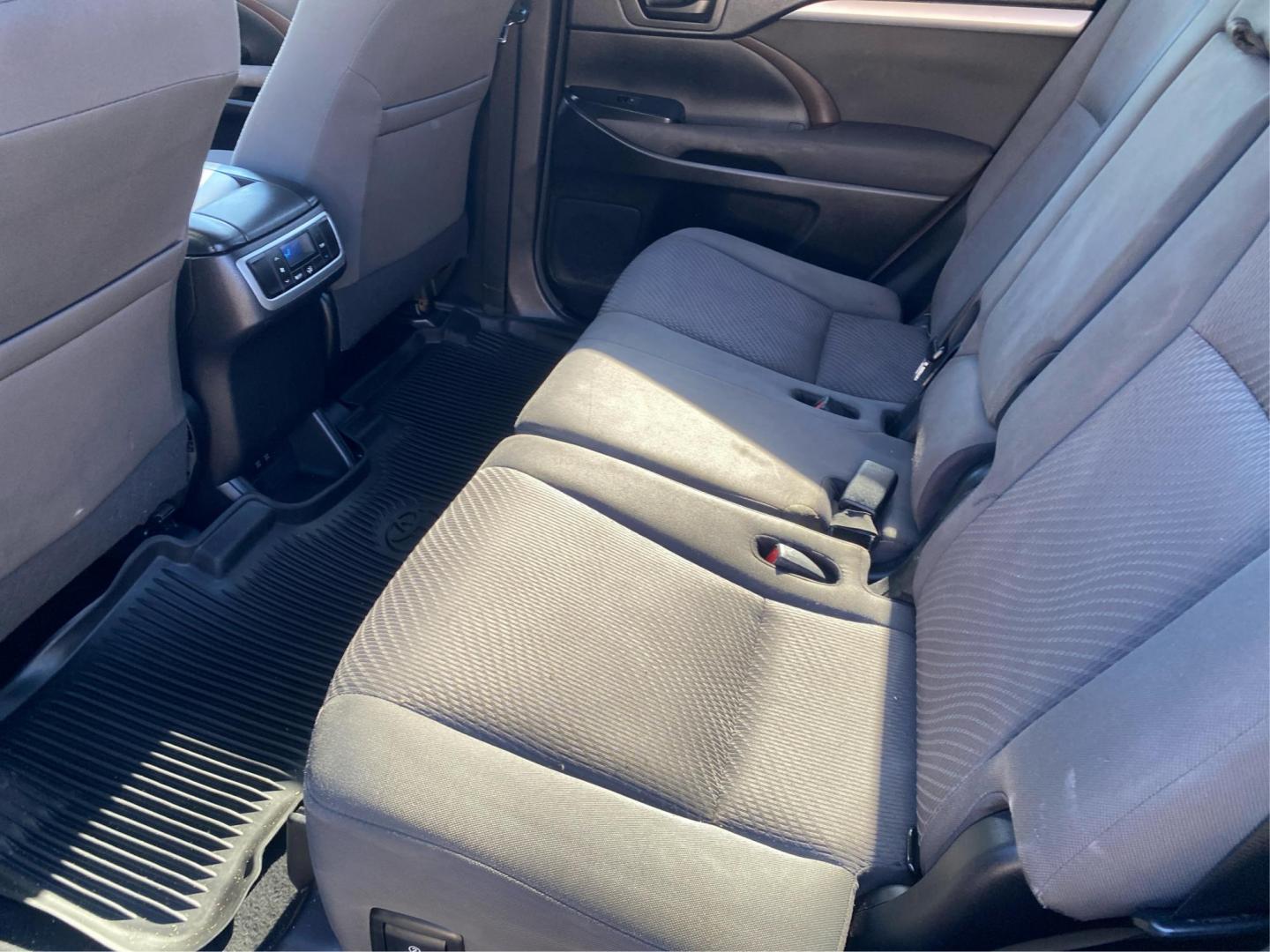 2018 BLACK TOYOTA HIGHLANDER LE (5TDBZRFHXJS) with an 3.5L engine, Automatic transmission, located at 908 SE 14th Street, Des Moines, IA, 50317, (515) 281-0330, 41.580303, -93.597046 - Photo#9