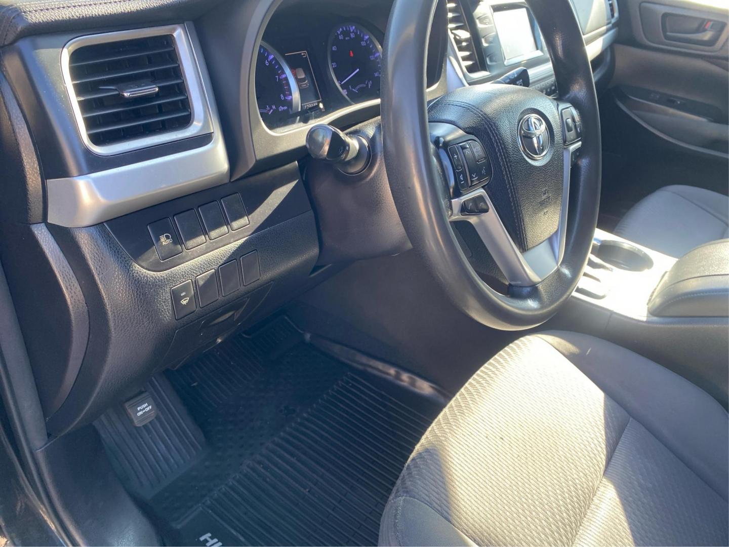 2018 BLACK TOYOTA HIGHLANDER LE (5TDBZRFHXJS) with an 3.5L engine, Automatic transmission, located at 908 SE 14th Street, Des Moines, IA, 50317, (515) 281-0330, 41.580303, -93.597046 - Photo#17