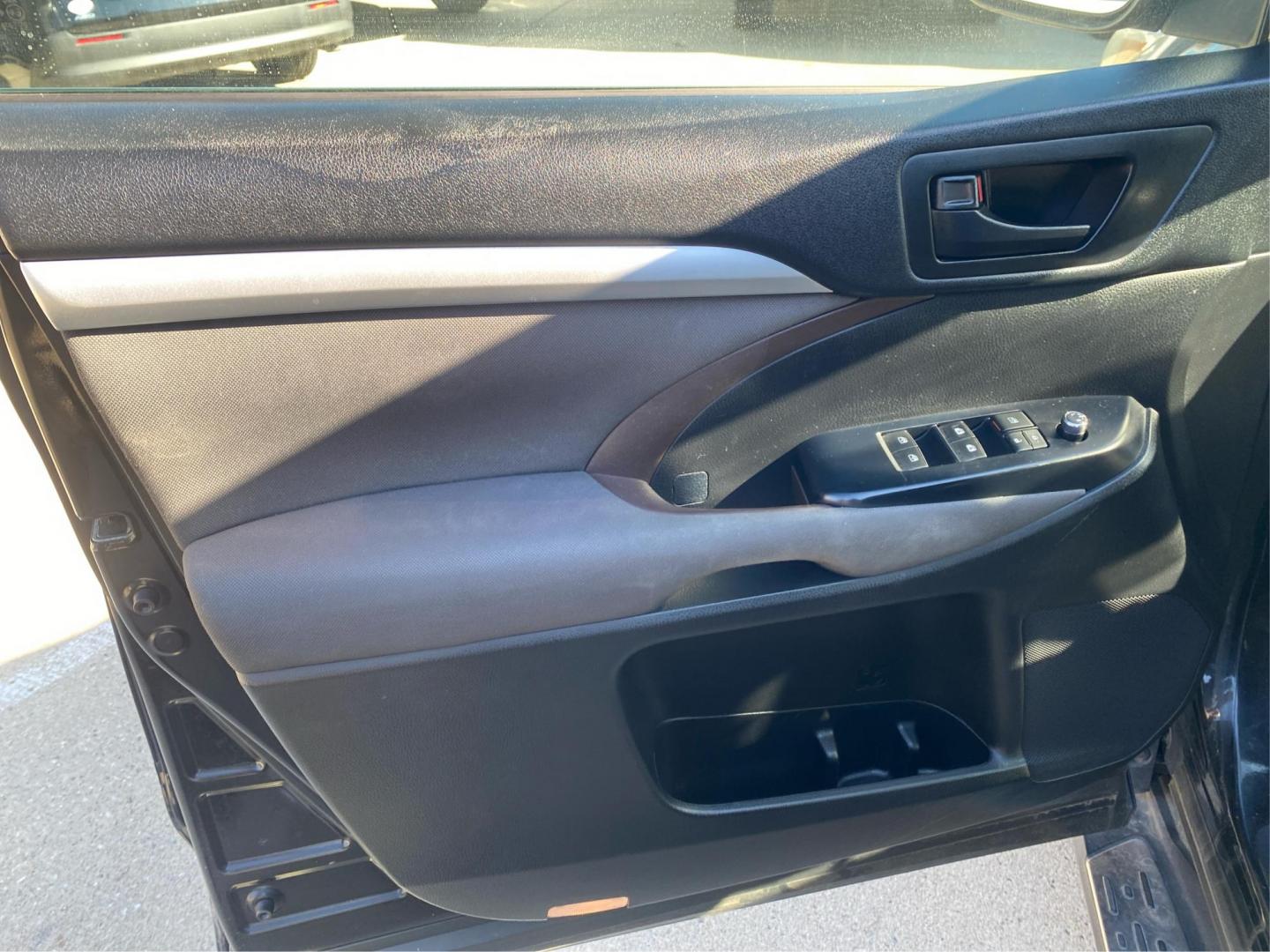 2018 BLACK TOYOTA HIGHLANDER LE (5TDBZRFHXJS) with an 3.5L engine, Automatic transmission, located at 908 SE 14th Street, Des Moines, IA, 50317, (515) 281-0330, 41.580303, -93.597046 - Photo#19