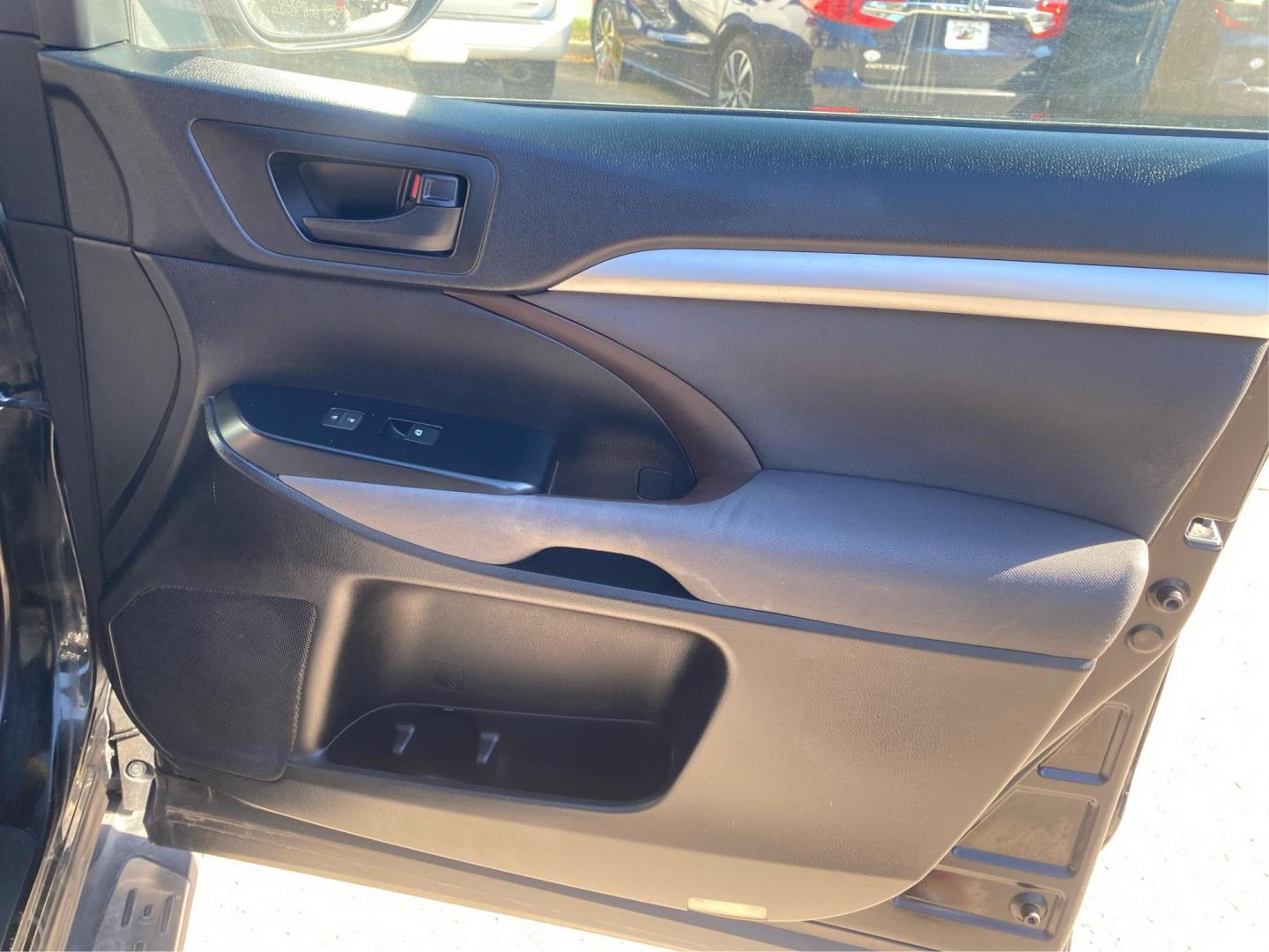 2018 BLACK TOYOTA HIGHLANDER LE (5TDBZRFHXJS) with an 3.5L engine, Automatic transmission, located at 908 SE 14th Street, Des Moines, IA, 50317, (515) 281-0330, 41.580303, -93.597046 - Photo#20