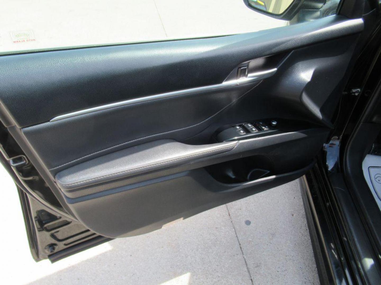 2018 BLACK TOYOTA CAMRY XSE (4T1B61HK0JU) with an 2.5L engine, Automatic transmission, located at 908 SE 14th Street, Des Moines, IA, 50317, (515) 281-0330, 41.580303, -93.597046 - Photo#9