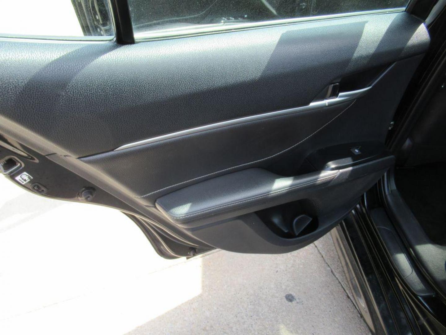 2018 BLACK TOYOTA CAMRY XSE (4T1B61HK0JU) with an 2.5L engine, Automatic transmission, located at 908 SE 14th Street, Des Moines, IA, 50317, (515) 281-0330, 41.580303, -93.597046 - Photo#10
