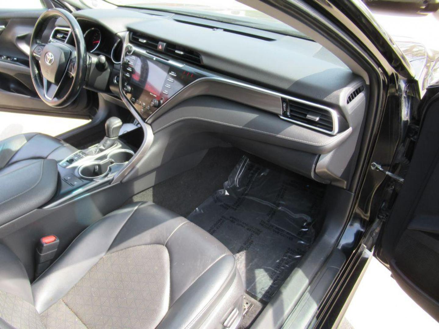 2018 BLACK TOYOTA CAMRY XSE (4T1B61HK0JU) with an 2.5L engine, Automatic transmission, located at 908 SE 14th Street, Des Moines, IA, 50317, (515) 281-0330, 41.580303, -93.597046 - Photo#13