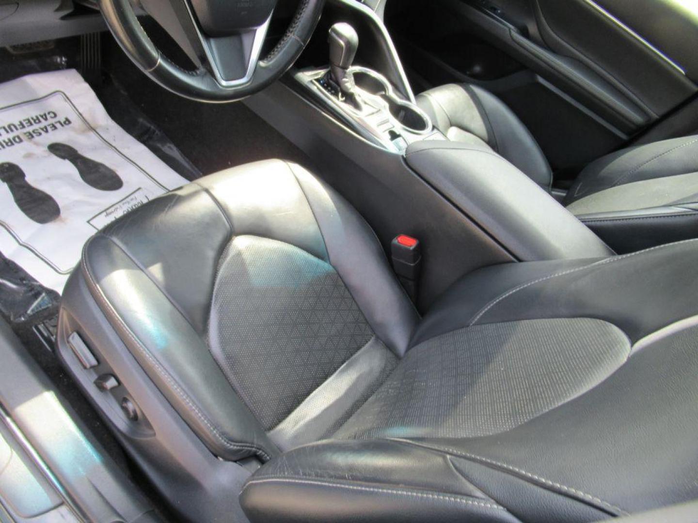 2018 BLACK TOYOTA CAMRY XSE (4T1B61HK0JU) with an 2.5L engine, Automatic transmission, located at 908 SE 14th Street, Des Moines, IA, 50317, (515) 281-0330, 41.580303, -93.597046 - Photo#16